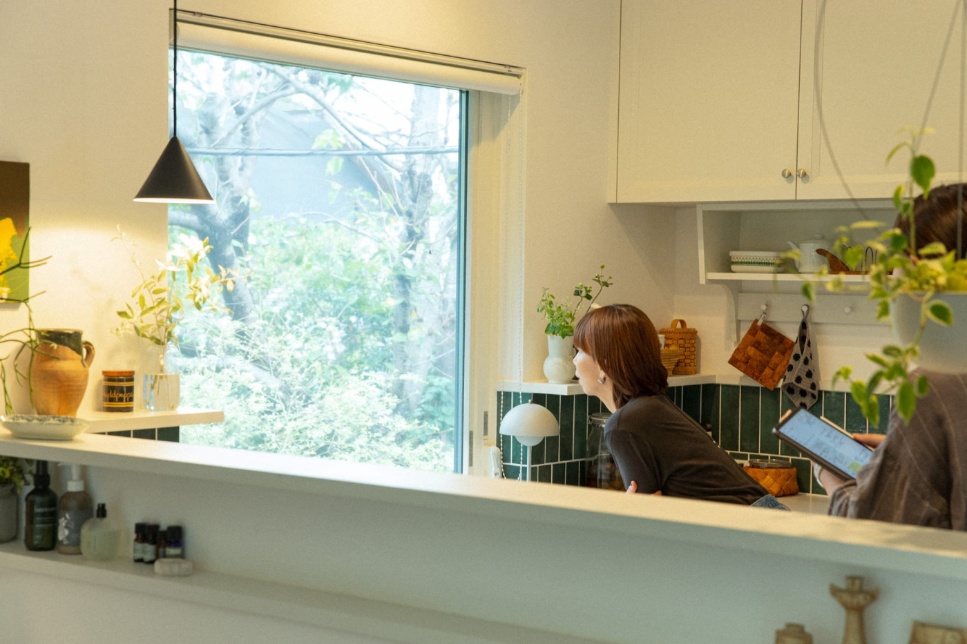 この家を建てるきっかけとなった景色をキッチンの窓から眺めて。