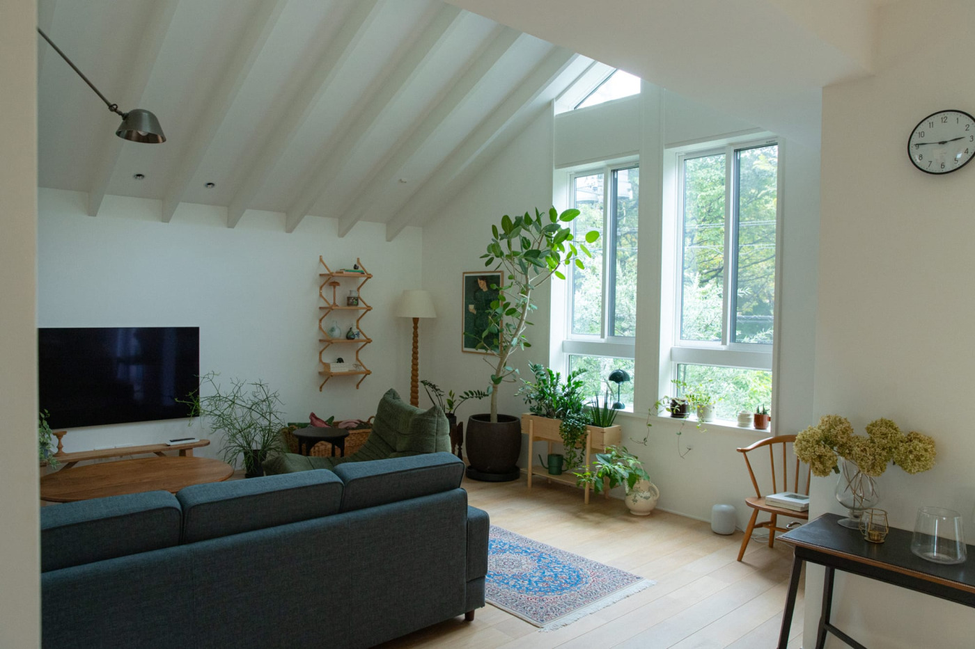 リビングは、開放感が気持ちの良い勾配天井に。