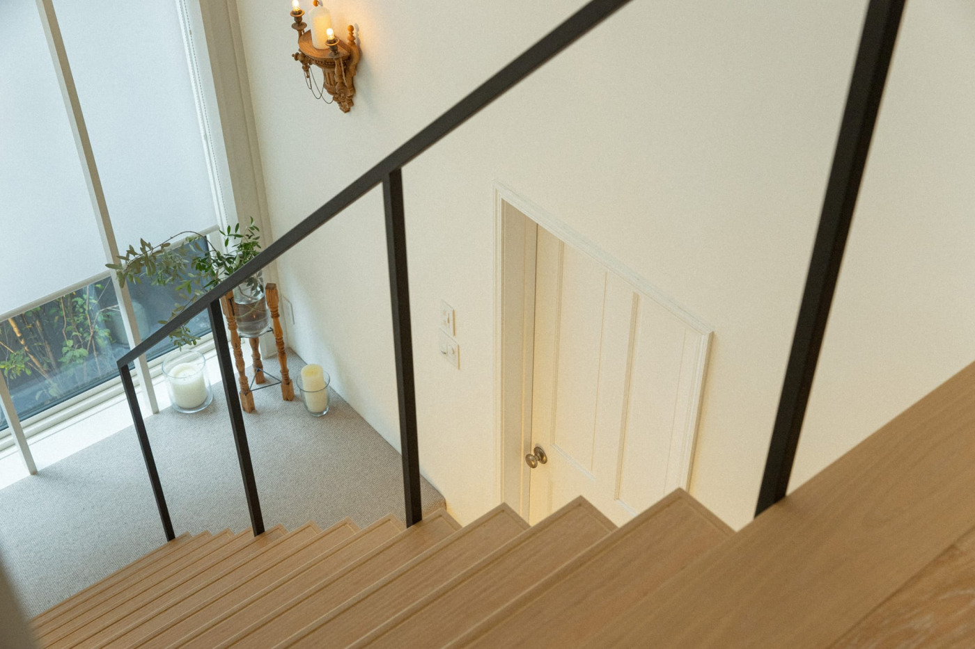 上から階段ホールを見下ろして。スチールのほっそりした手摺りが印象的です。