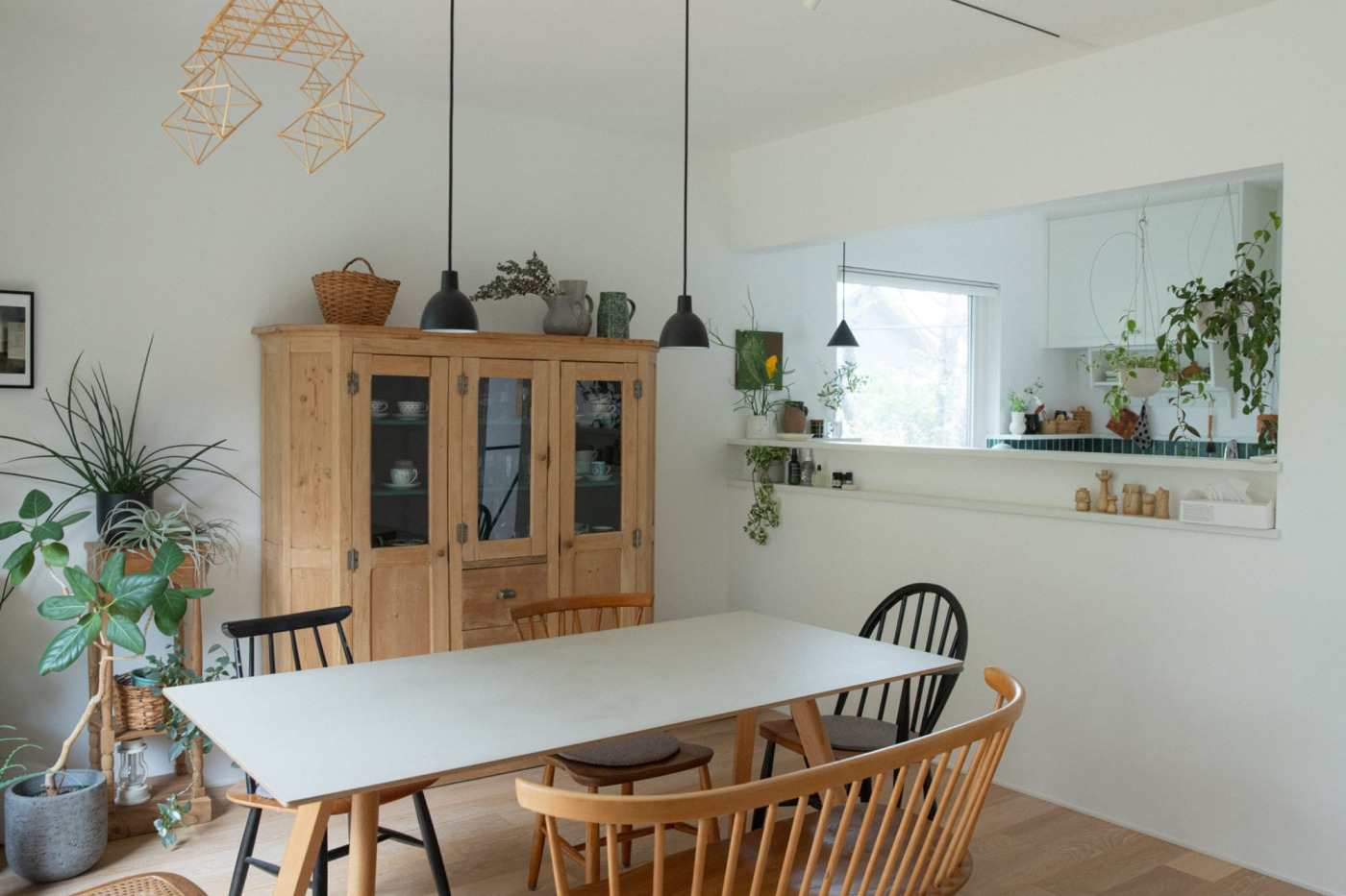 賃貸の前の家からもってきたダイニングテーブル。「この先もっと大きいものに変えたくなる時がくるかもしれない。そんな楽しみが残っているのもいいですね」と佐藤さん。