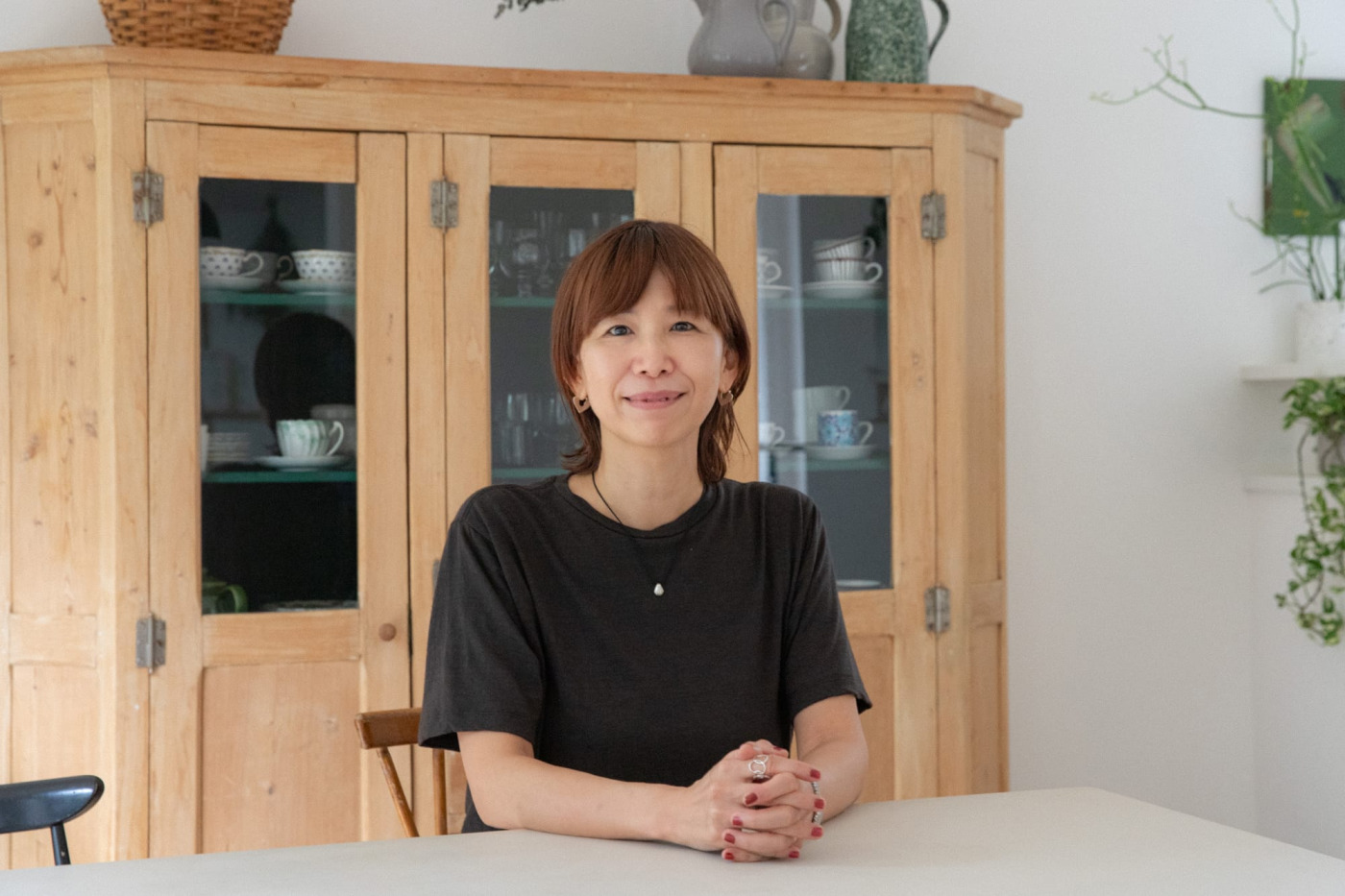 佐藤友子さん。新居のダイニングでお話しを伺いました。