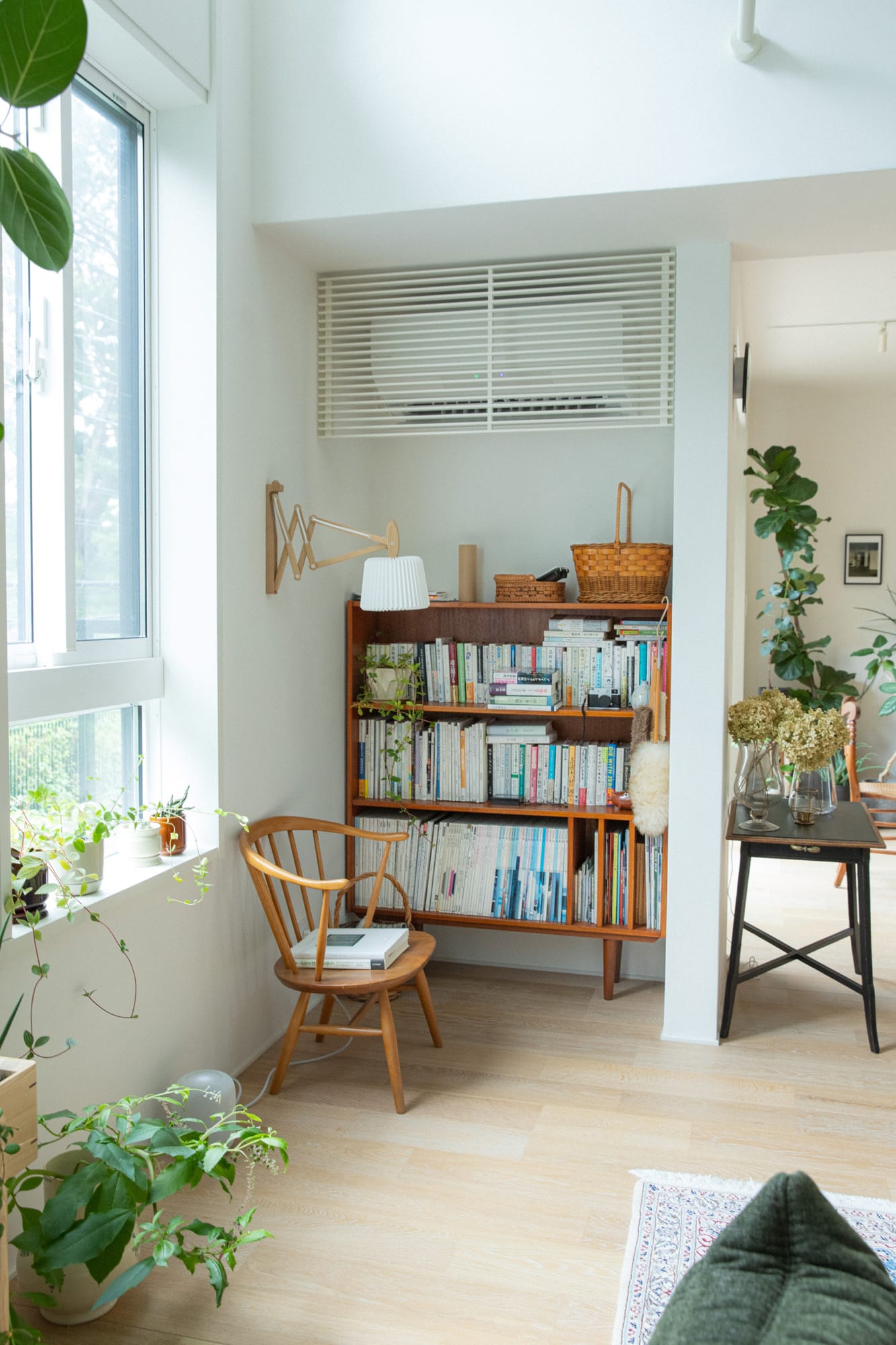 リビングの一角の読書コーナー。大事なデンマークの本棚に合わせて、壁の間取りの寸法を決めていきました。