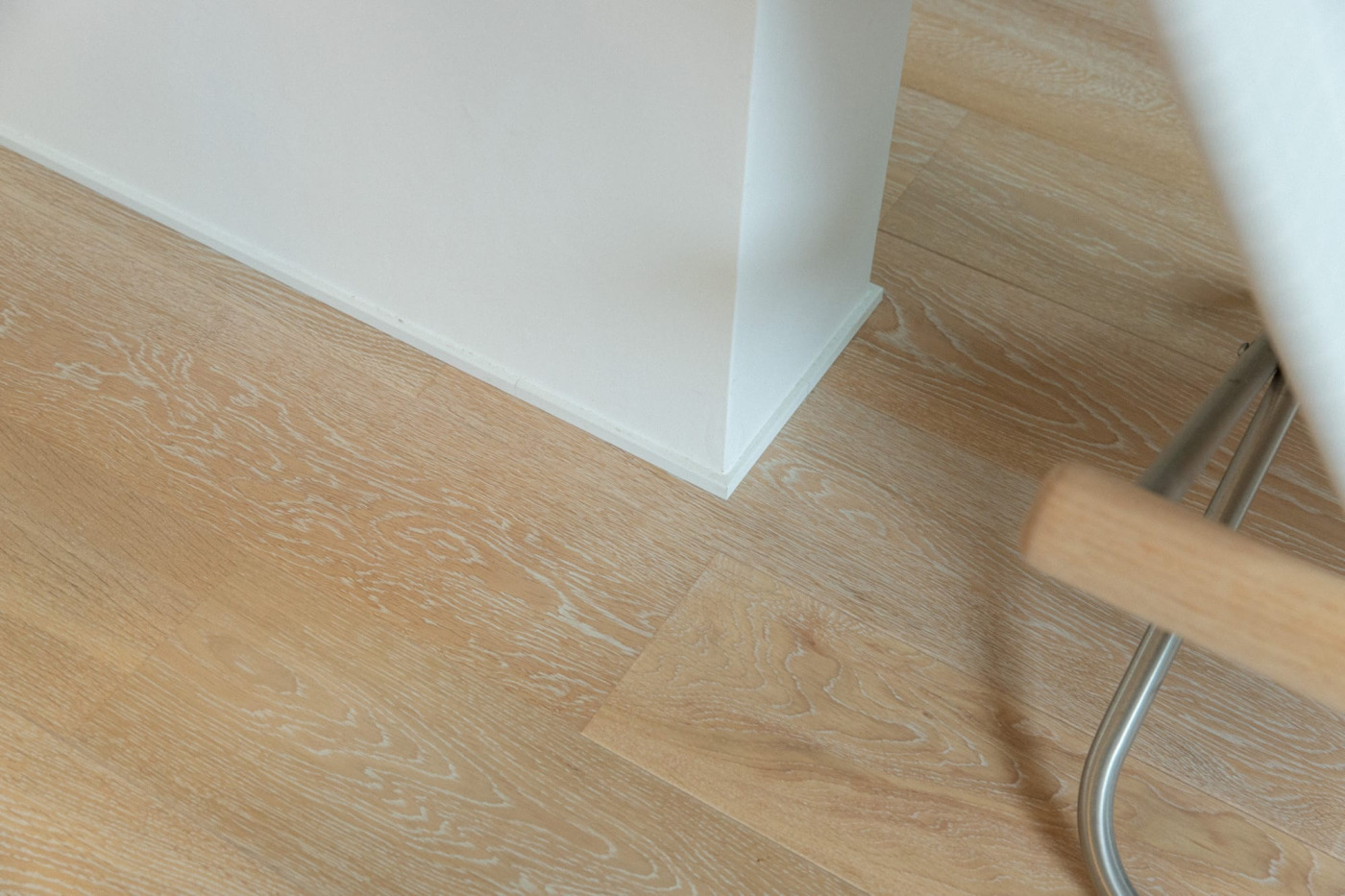 かなりミニマルにせめた巾木の納まり。すっきりしています。