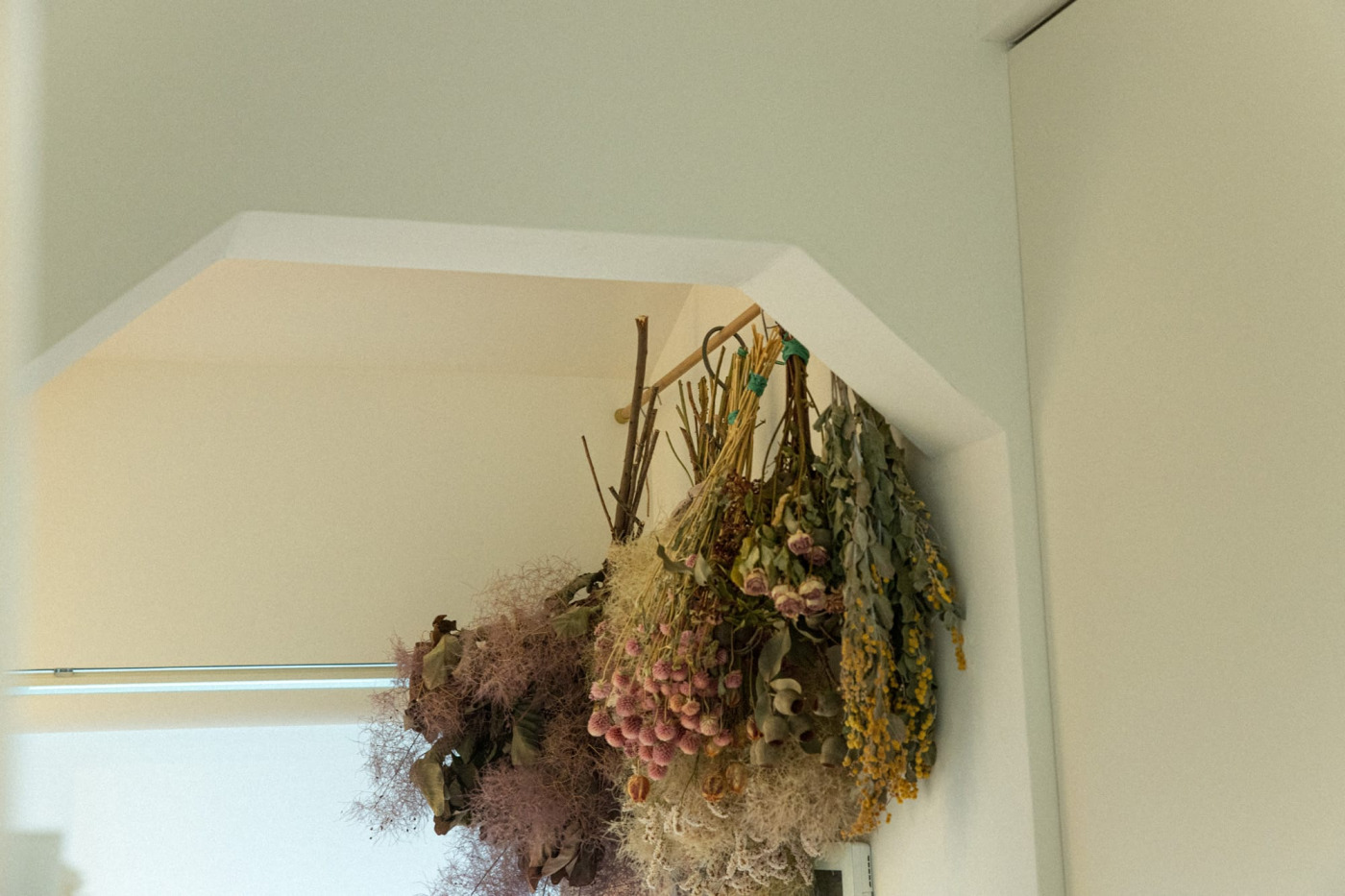 パントリー入口。1階も2階も、ここから先はプライベートな空間だよ、という部分にこの多角形の意匠をあしらった。