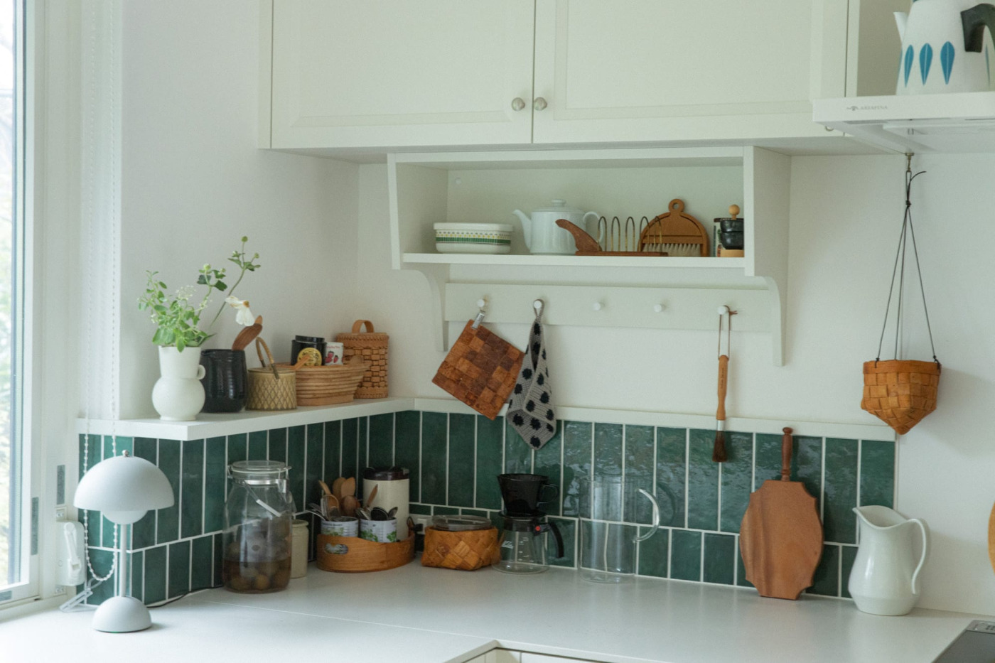 吊り戸下には、夫がデザインしたオープン収納が。フックもついて使いやすそうです。