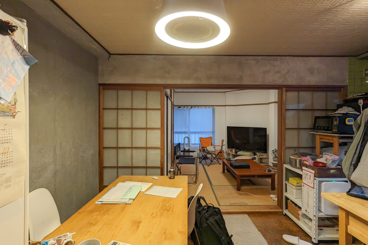 キッチンの対面はダイニングスペースに。奥は畳敷きの居間スペースが繋がる間取り。