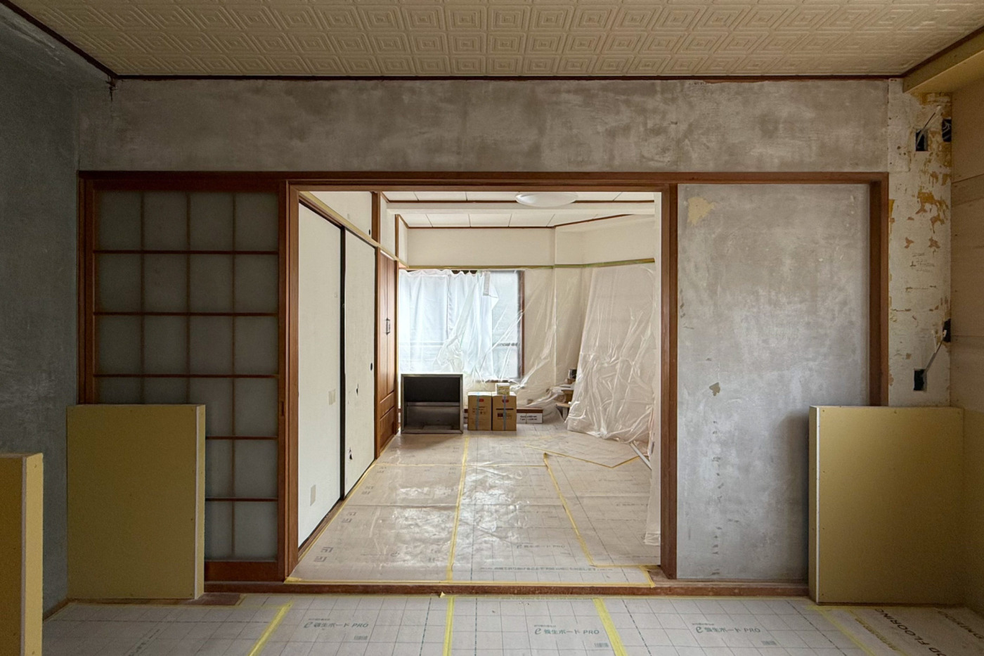 工事中のひとコマ。隣の居間を養生した上で、作業場兼資材の仮置き場として使わせていただきながら、工事を進めていきました。