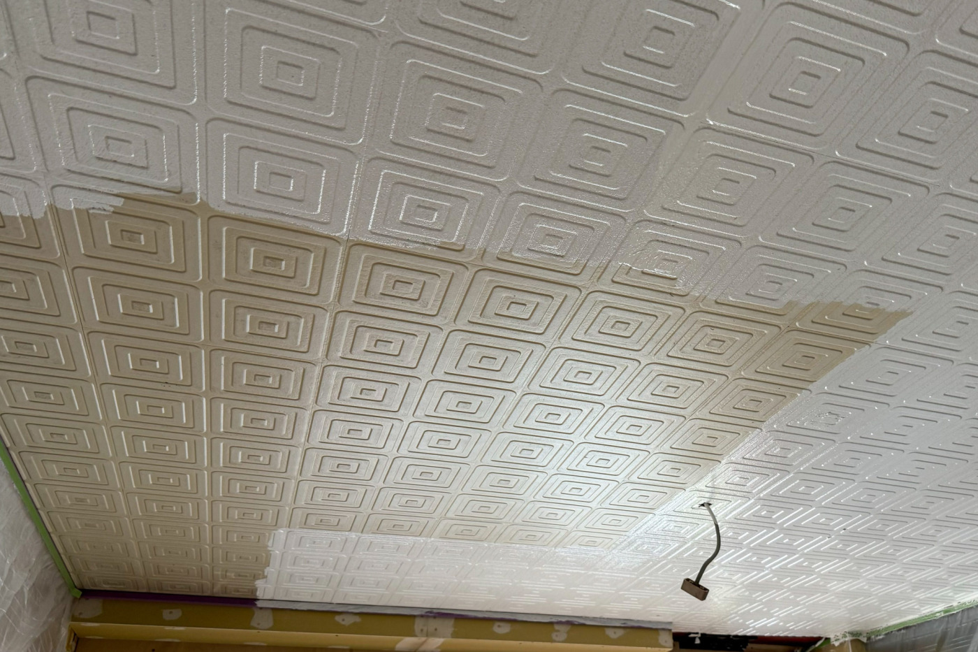 塗装色は、既存の空間に合う様、ホワイトの中でもアイボリーに近い日塗工22-90A（半艶）を採用しています。