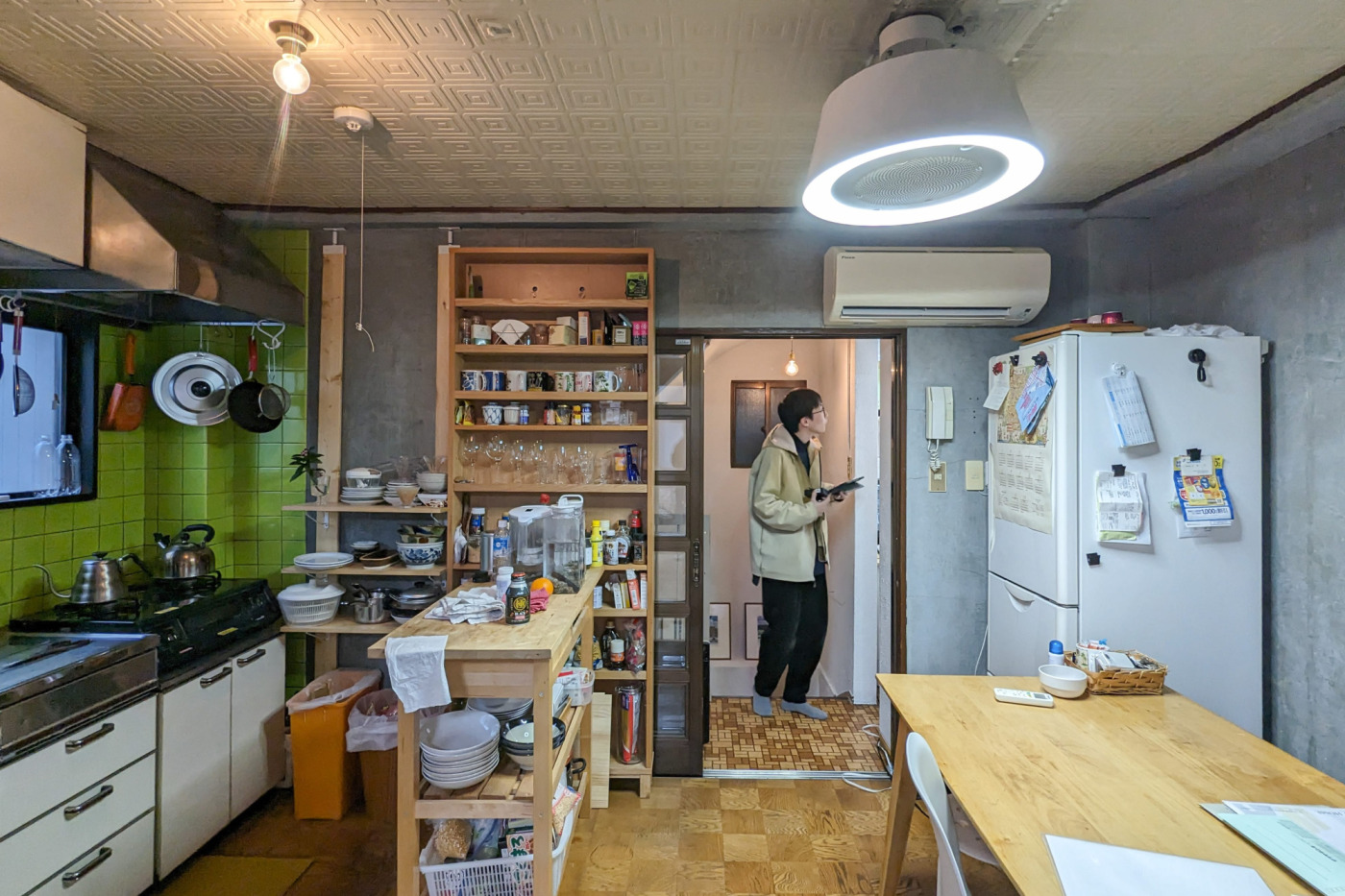 きちんと場所を決め、物が収められていましたが、ここには入らない物たちも沢山あり、上の階の空いている場所に収納している状態でした。