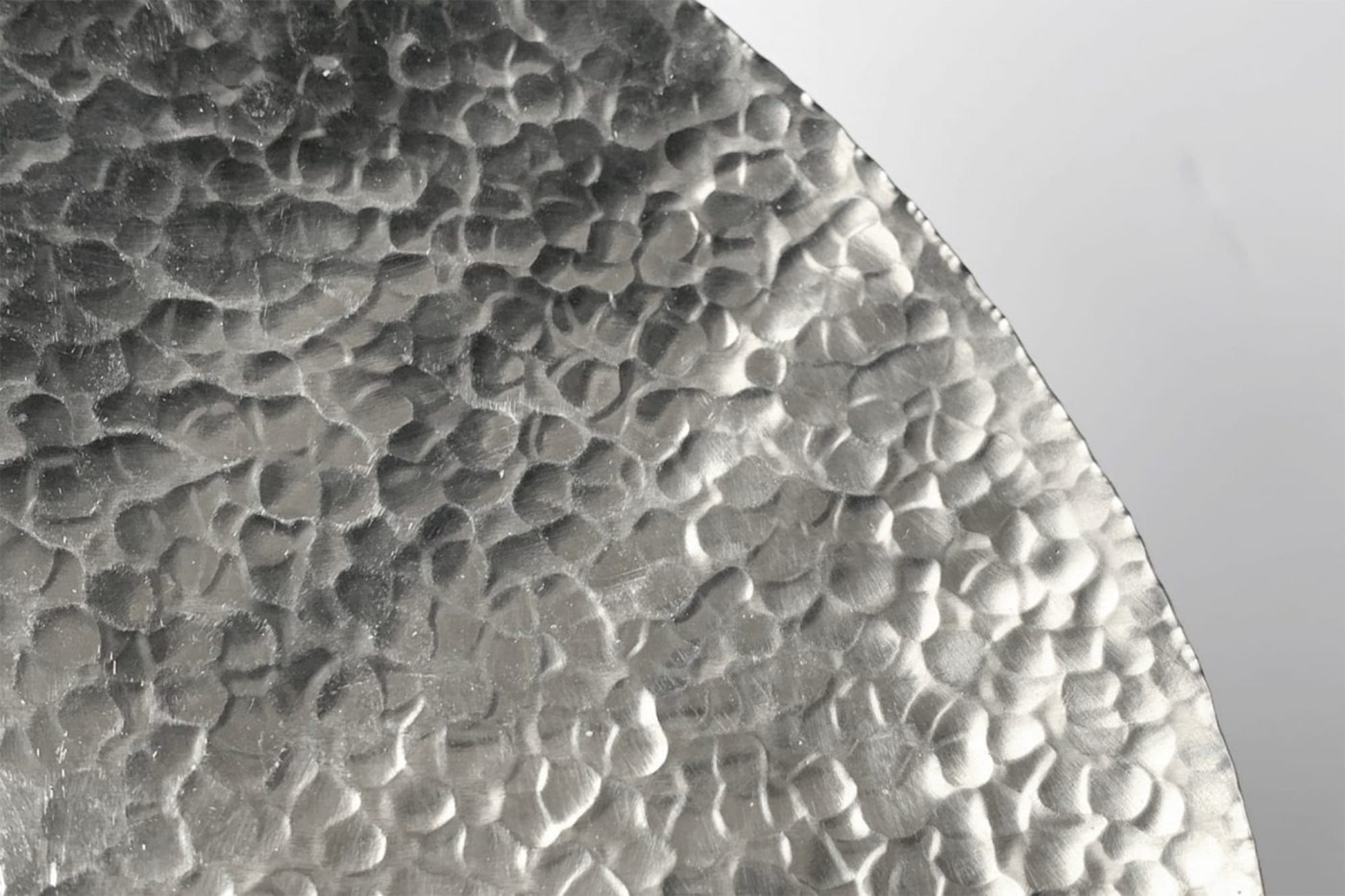 『鎚目模様のシェードランプ』