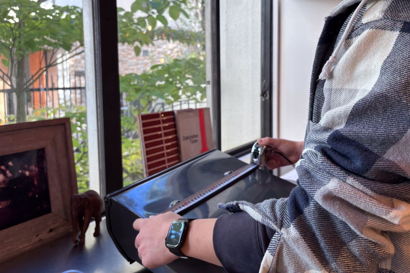 顧客の問い合わせに対応するため、商品の穴位置を測っている