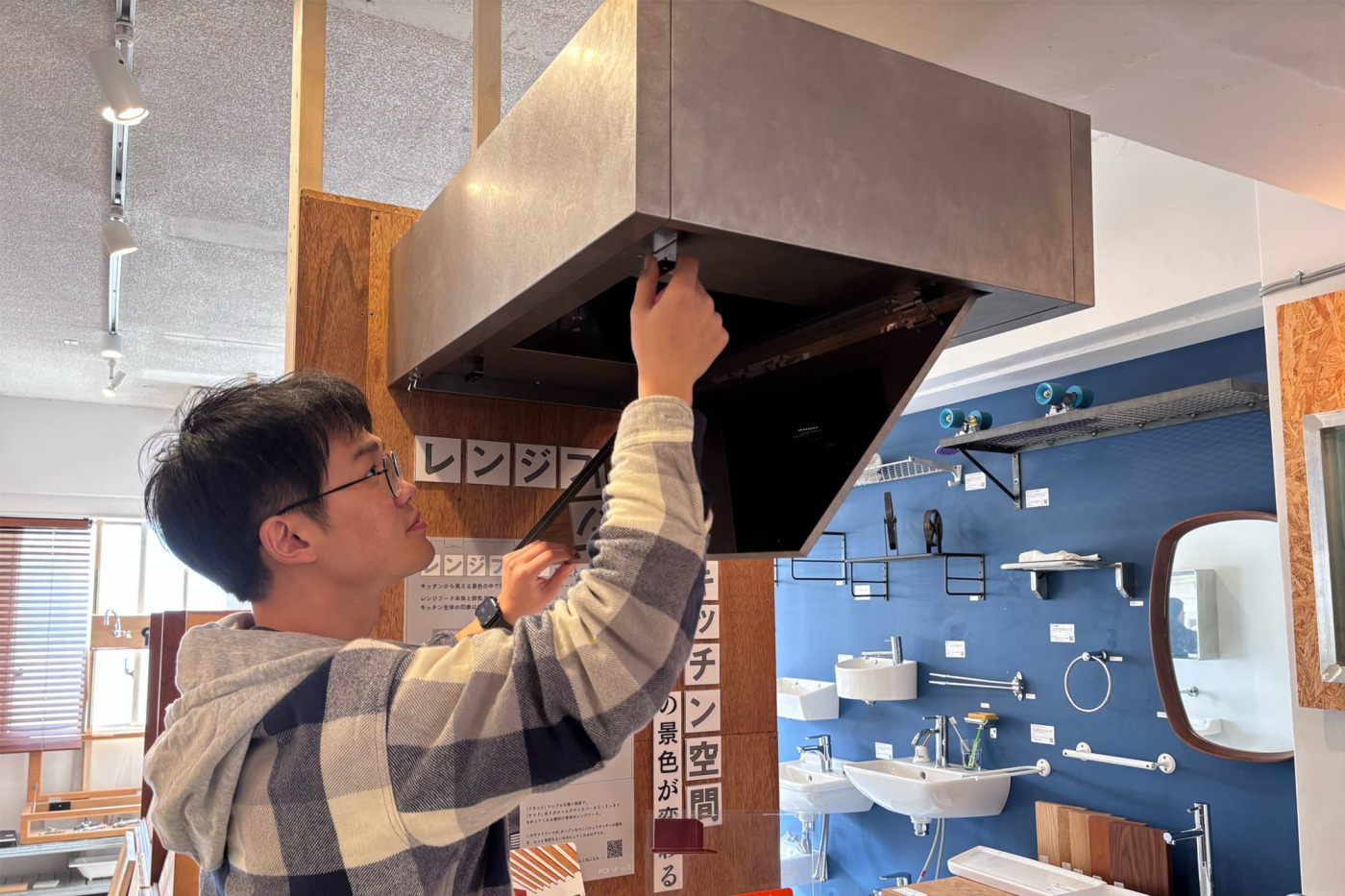 新発売の『フラットサイドフード』の内部構造を確認している