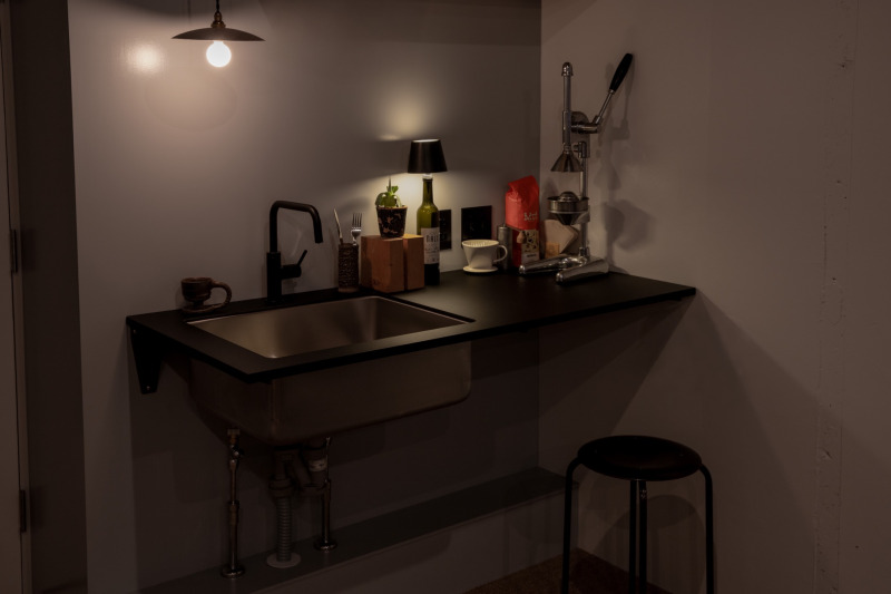 別売りの​壁付けブラケットで​フロートタイプにも​できます。​（見付20ブラック＋スクエア520シンク）​
