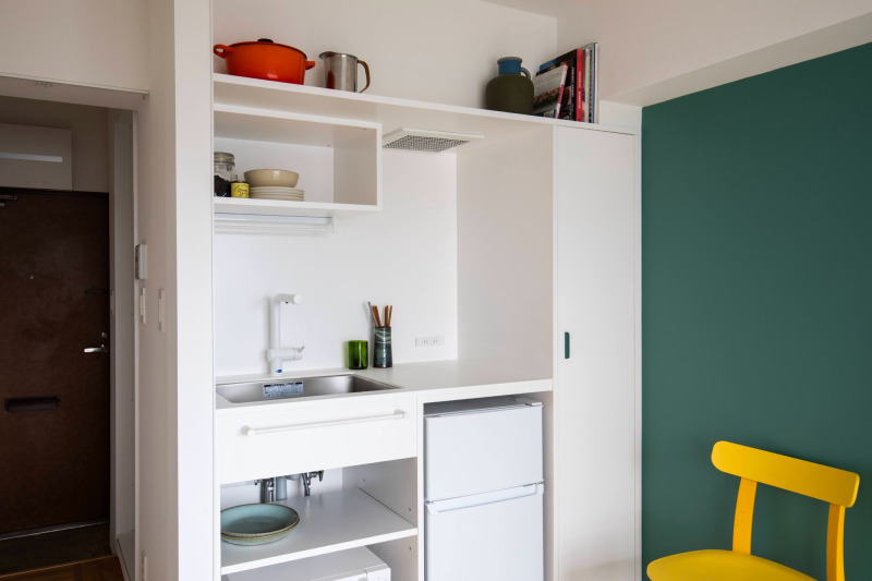 賃貸の​ミニキッチンに​活用した​事例。​コーナーまで​隙間なくまっすぐな​陰影が​生まれている​ことで、​周囲の​素材とも​馴染み、​設備感なく​ひとつの​家具のように​見せられます。​（T20 ホワイト＋スクエア520シンク）（​事例協力：mentha ）
