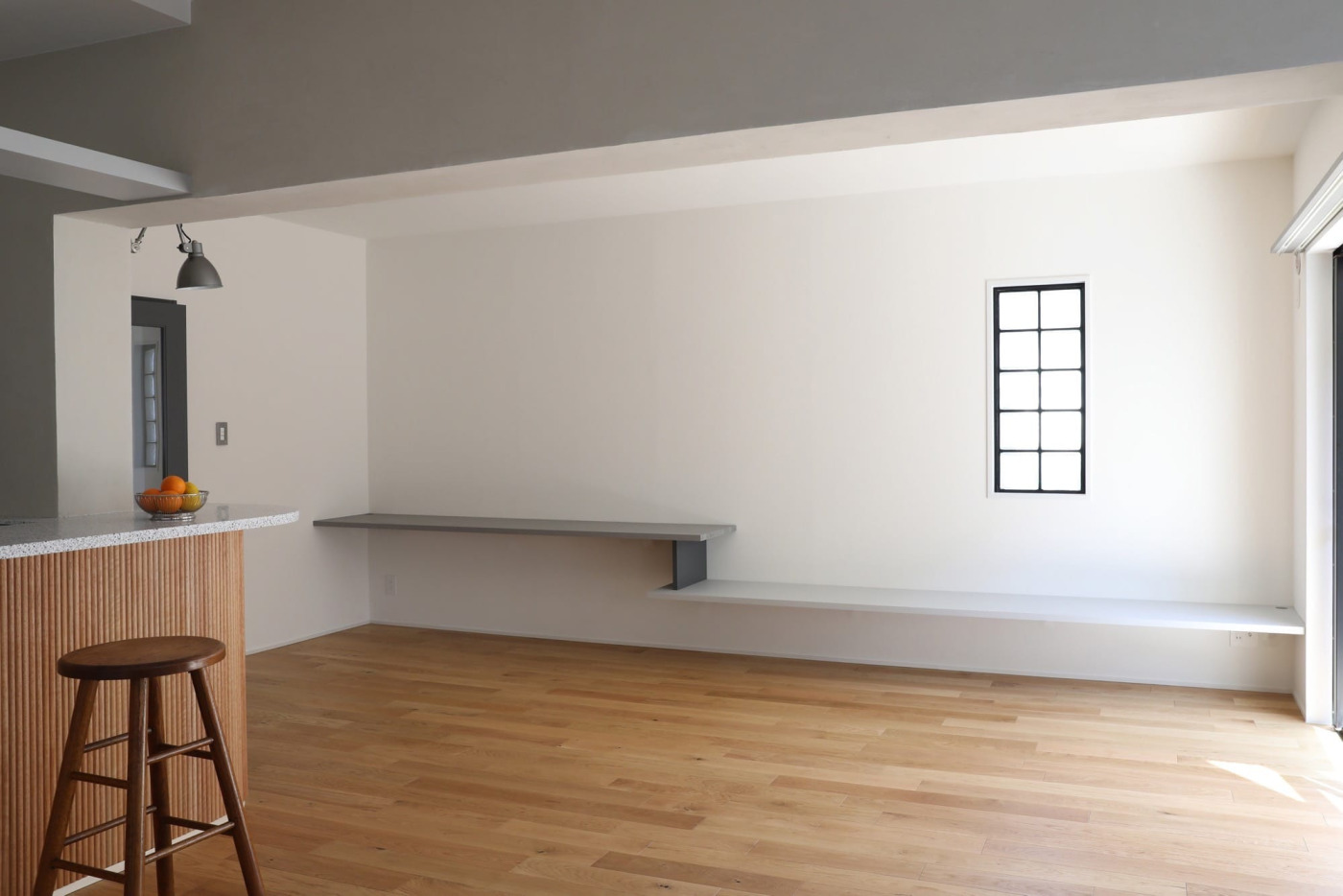 高さ70cmと40cmのカウンターを段違いで。それぞれ色味も変えてアクセントにしました。リビングダイニングの床は『ラスオークフローリング』で仕上げています。