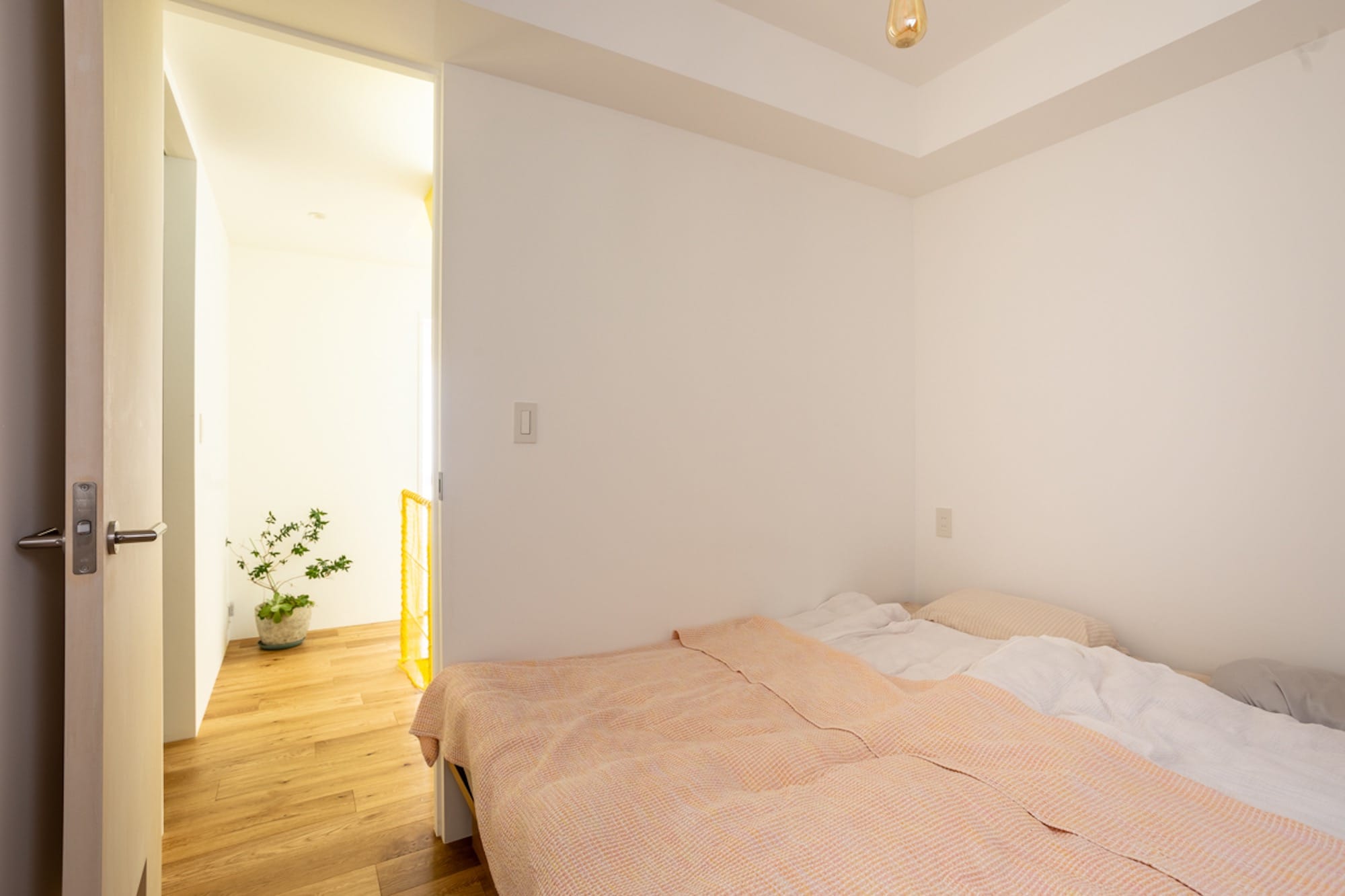 3回目の家づくりは戸建てリノベ！日当たり不足を克服する、イエローの吹き抜け階段がある家 Vol.10