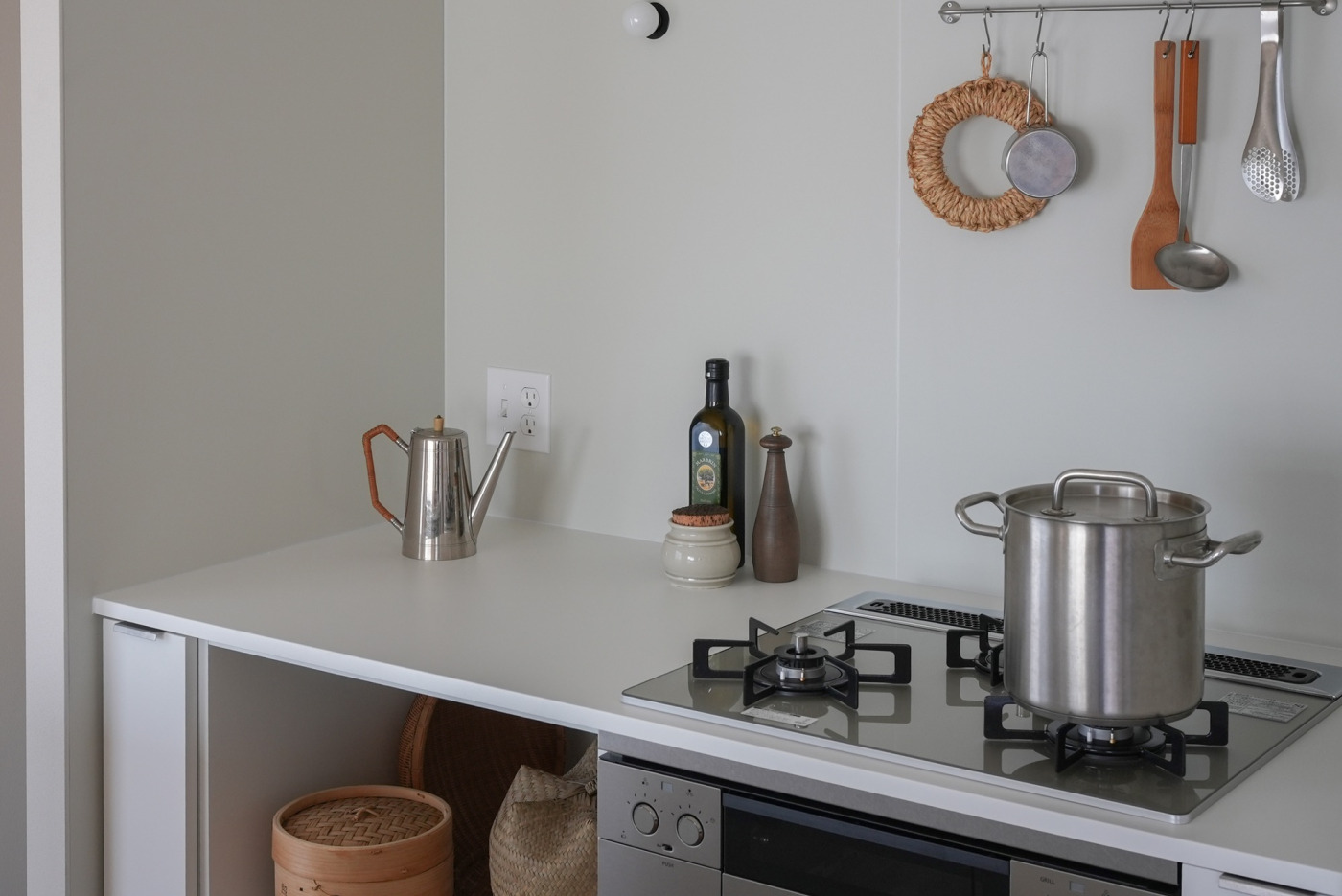 シャープな​小口は、​心持ちも​キリリと​整えてくれるような​気持ちよさが​あります。（見付20 オフホワイト）​
