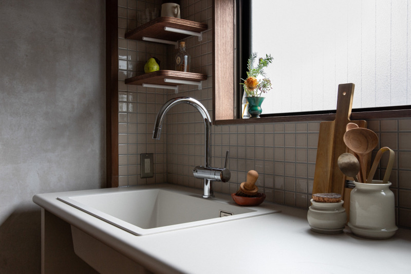 穏やかなトーンの天板によって、築古戸建の味わい深い木の色味がより鮮やかに見えてきます。（見付40 ホワイトベージュ＋クォーツシンク シングル サンド）
