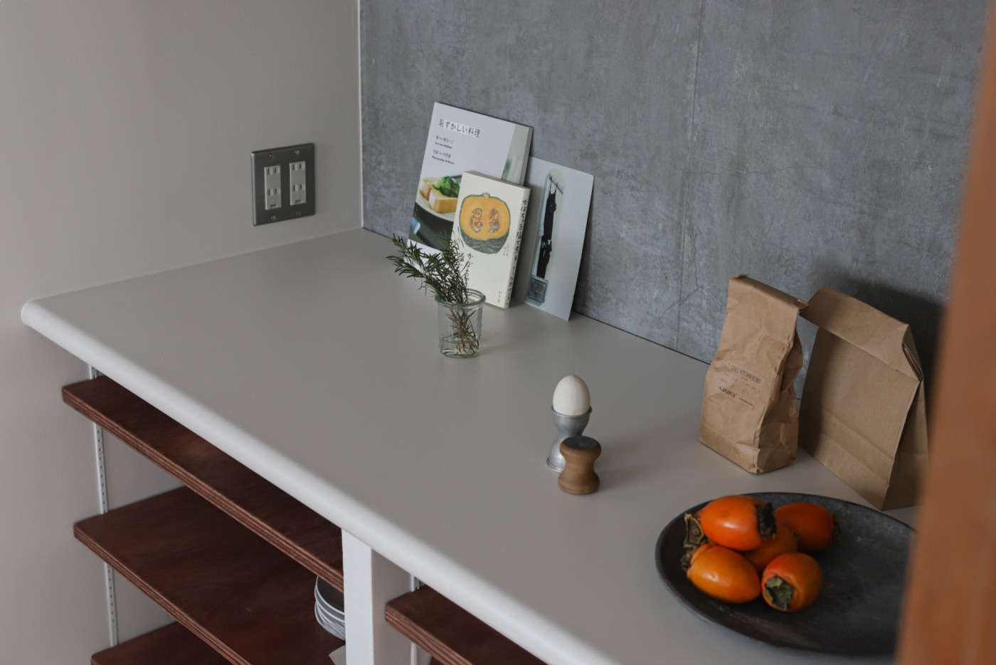 まある​い​小口は、​手を​掛けた​ときにも​しっかりと​した​安心感が​あって​落ち着きを​くれます。（見付40 ホワイトベージュ）
