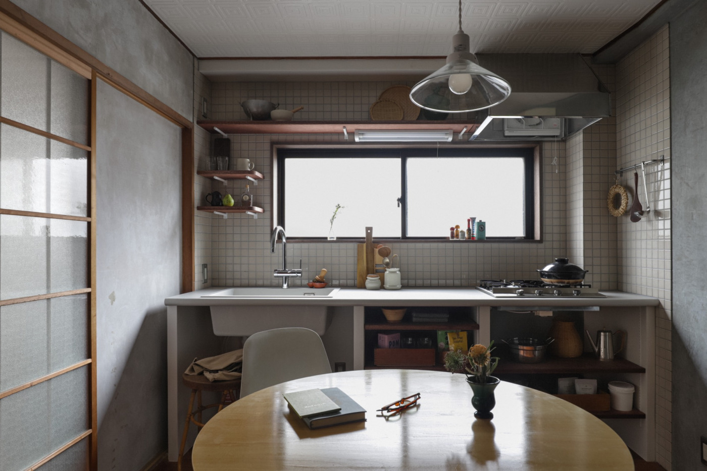 水栓や​コンロと​いった​金属の素材感から​硬い​印象を​持つキッチンも、​色味と​質感を​変えるだけで​ぐっと​やわらかい​印象に。すぐそばにある​ダイニング空間にも​よく​馴染みます。​
