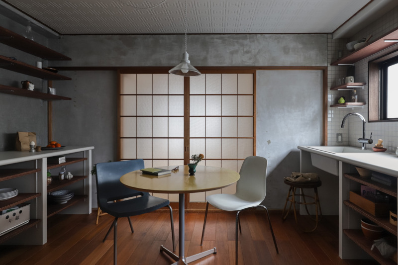 キッチンの天板と、背面カウンターの天板に使用した事例。（見付40 ホワイトベージュ）
