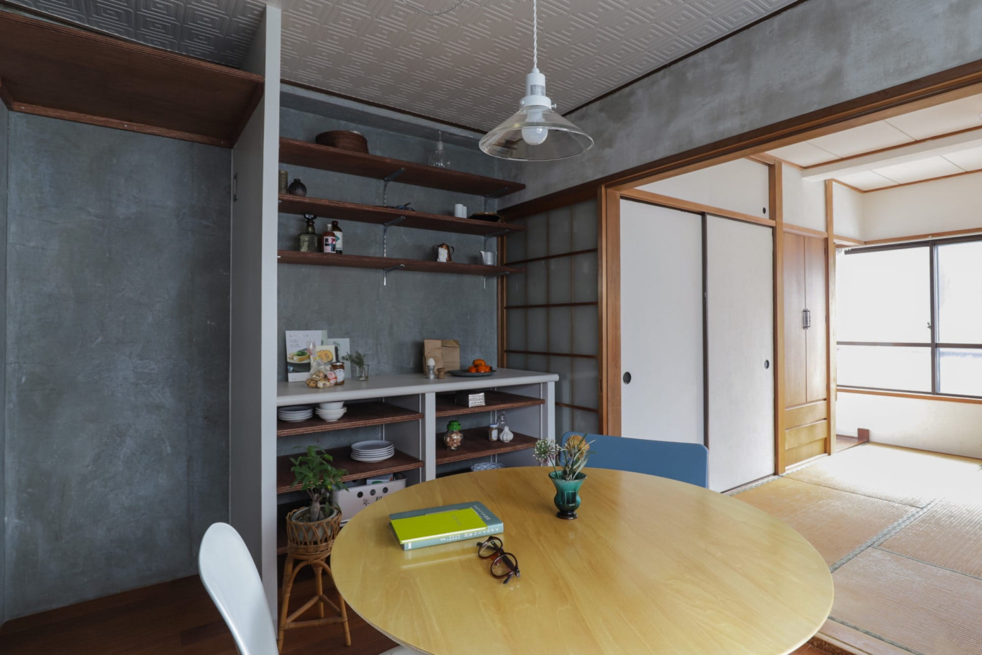 ちゃぶ台に床座で過ごす畳の居間とは、過ごす気分も切り替わるダイニングスペース。