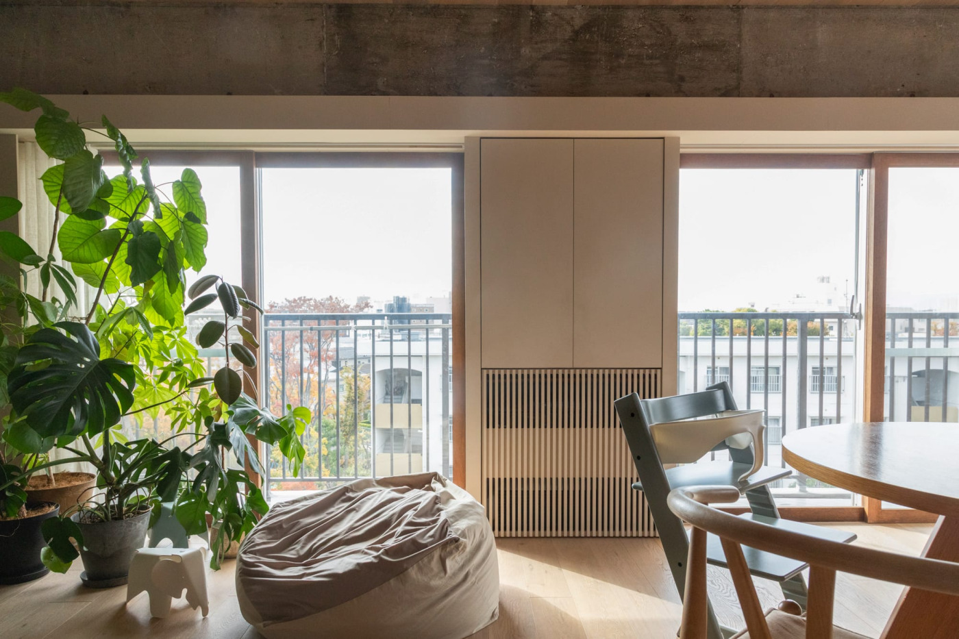 共用部だからと諦めていたアルミサッシを木で覆って。（撮影協力：小泉設計室）
