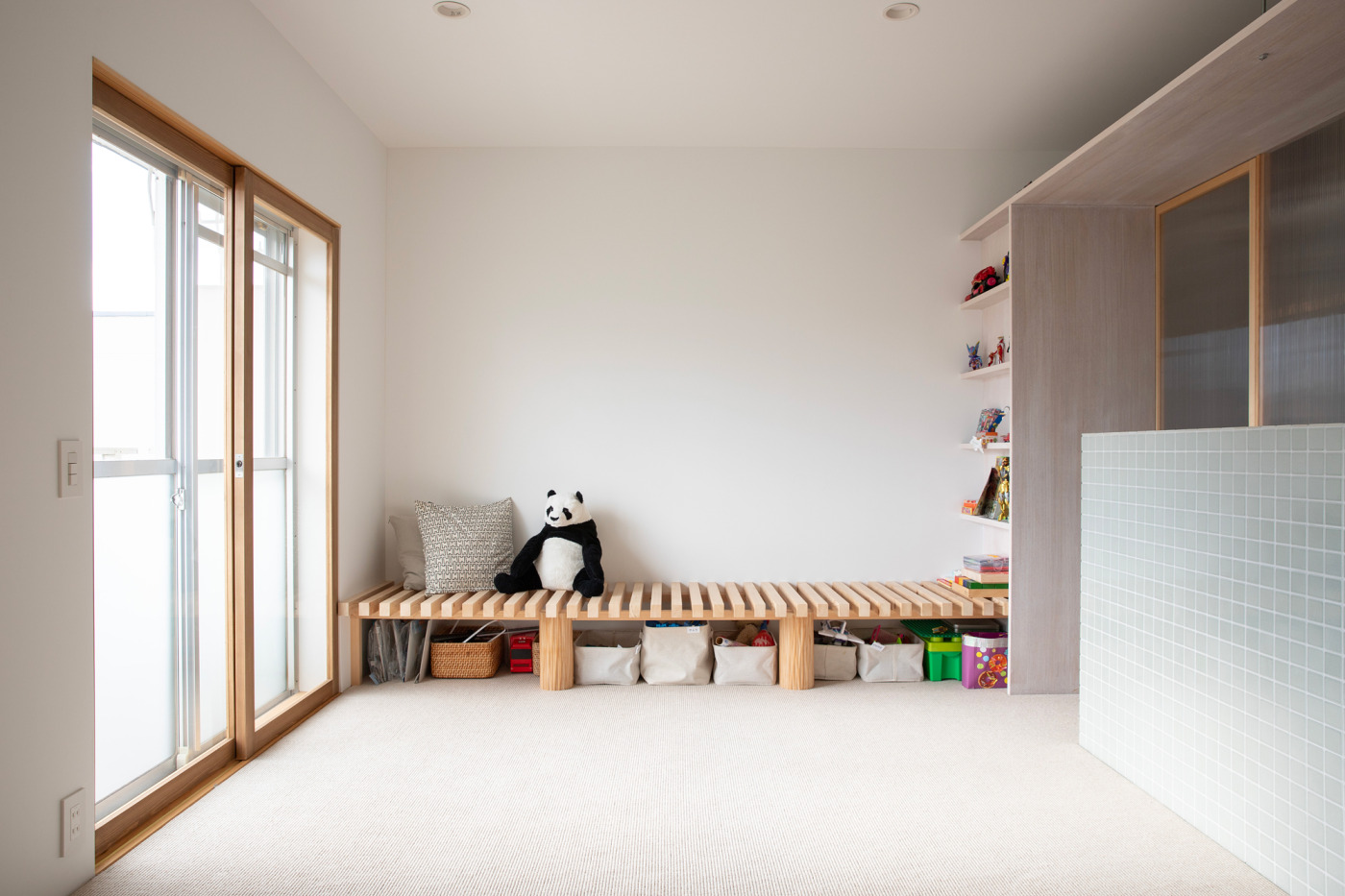 白壁、ベージュ系カーペットの空間に、木の窓枠とベンチのあたたかみが効いてます。（オイル着色品 撮影協力：OSTR）
