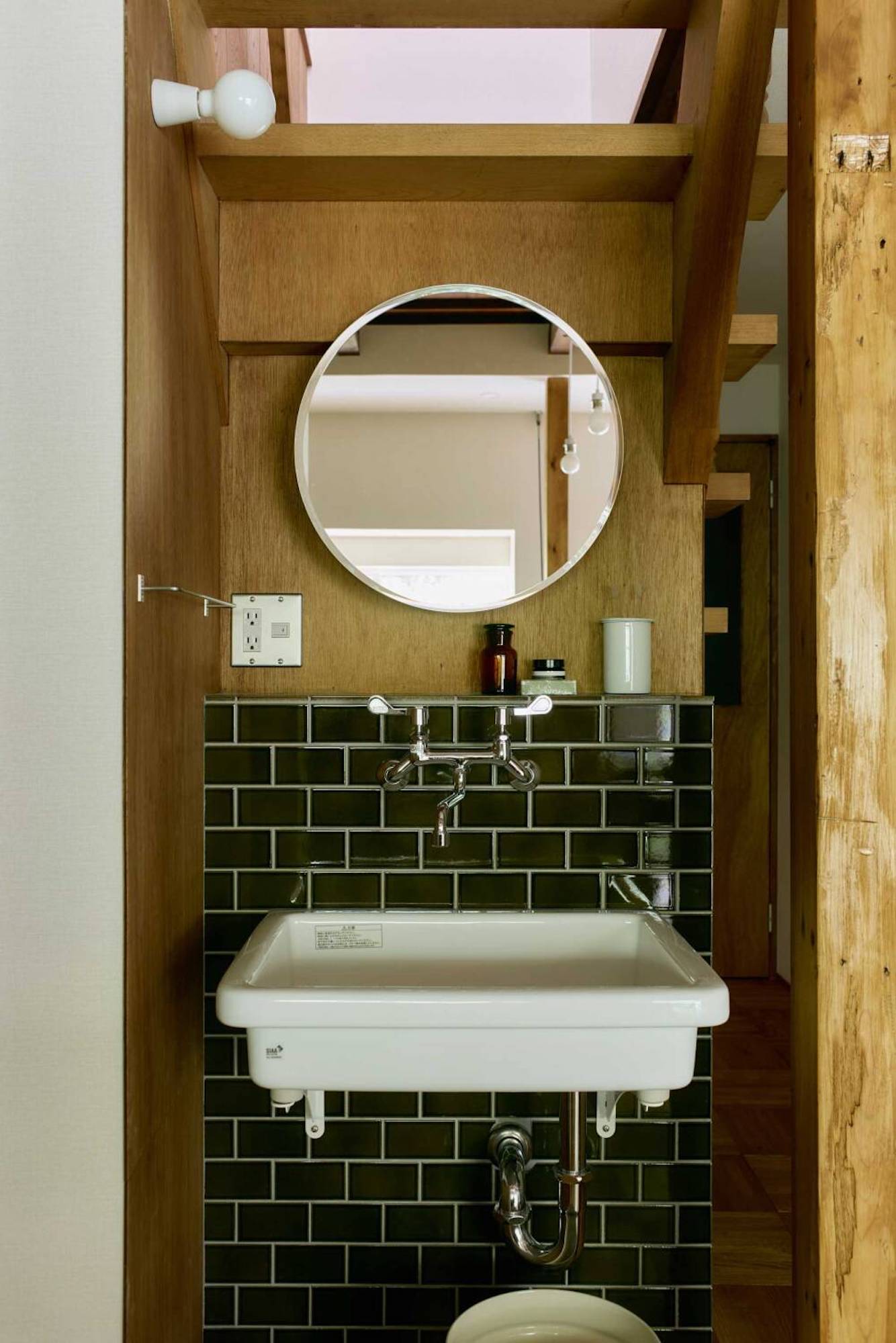 壁付けされた『モデストレセップ』が空間のアクセントに。タオル掛けには『ハンガーバー』が採用されています。