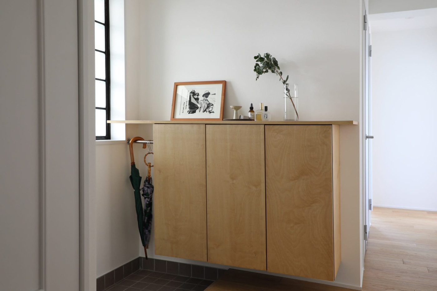 『オーダー玄関収納』でお好みのサイズの天板と収納をセレクトできます。