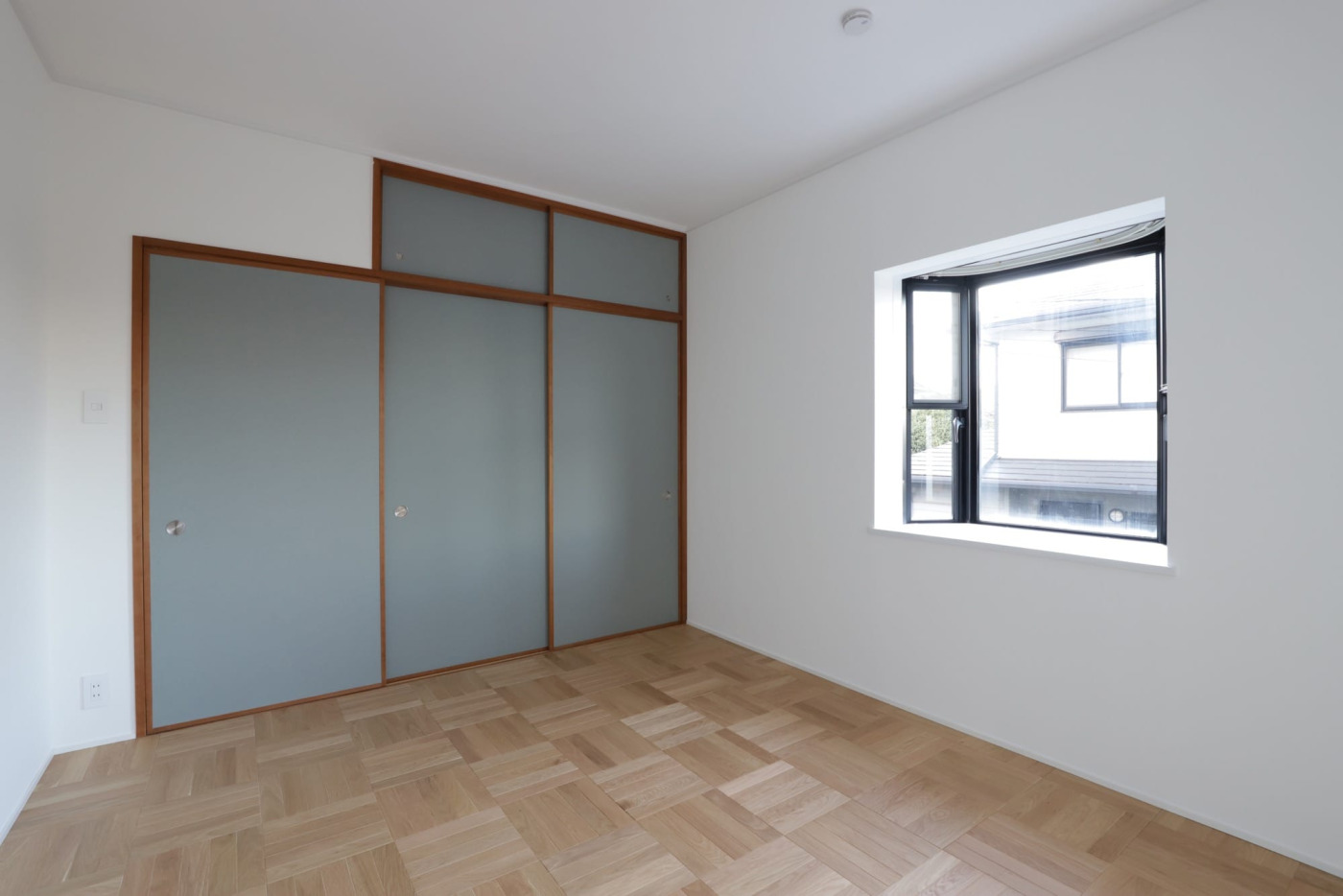 『スクールパーケット』と木枠にくすんだ青の扉の組み合わせがモダンな印象。