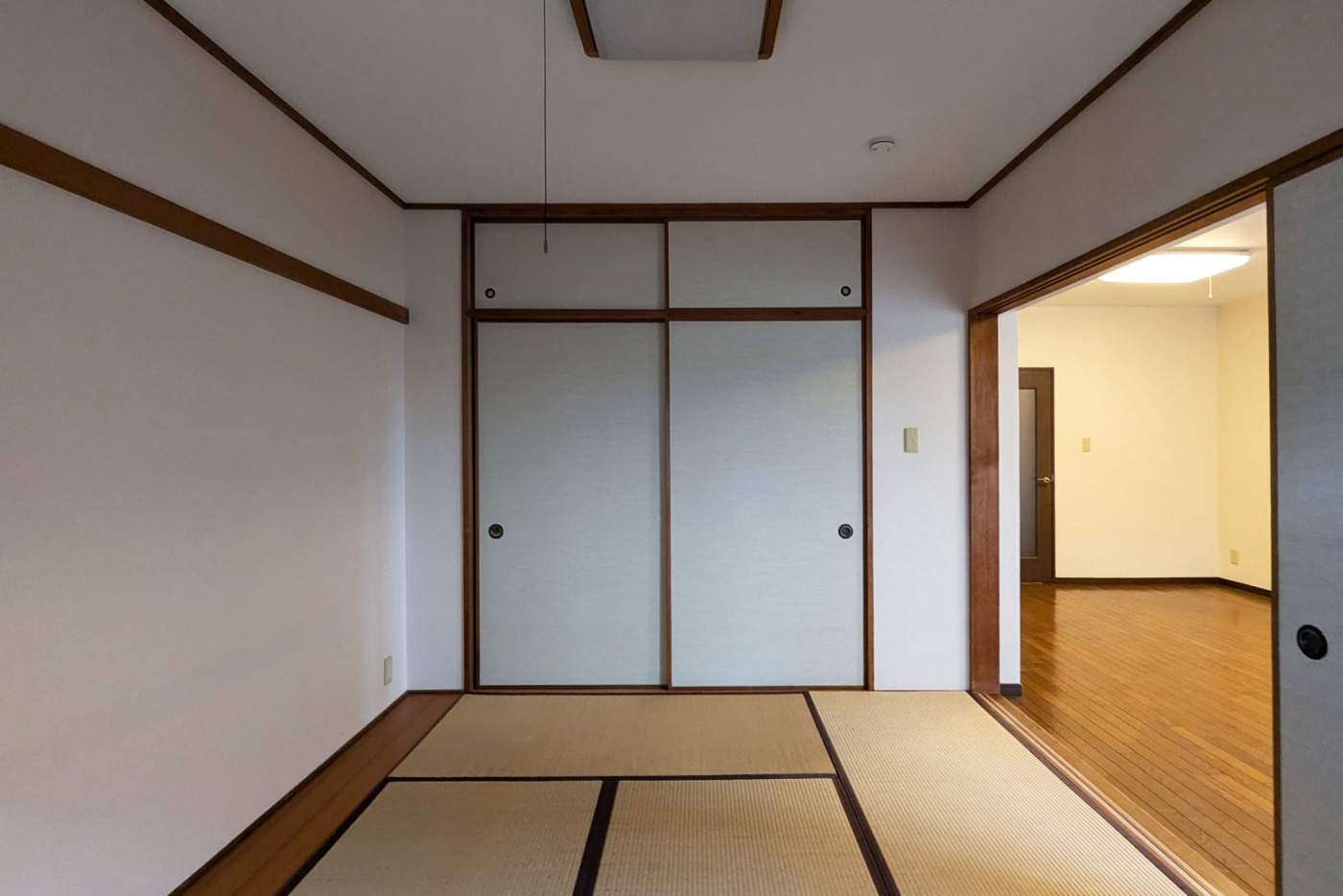 Before：押入の向こう側には壁に囲まれたキッチン室がありました。