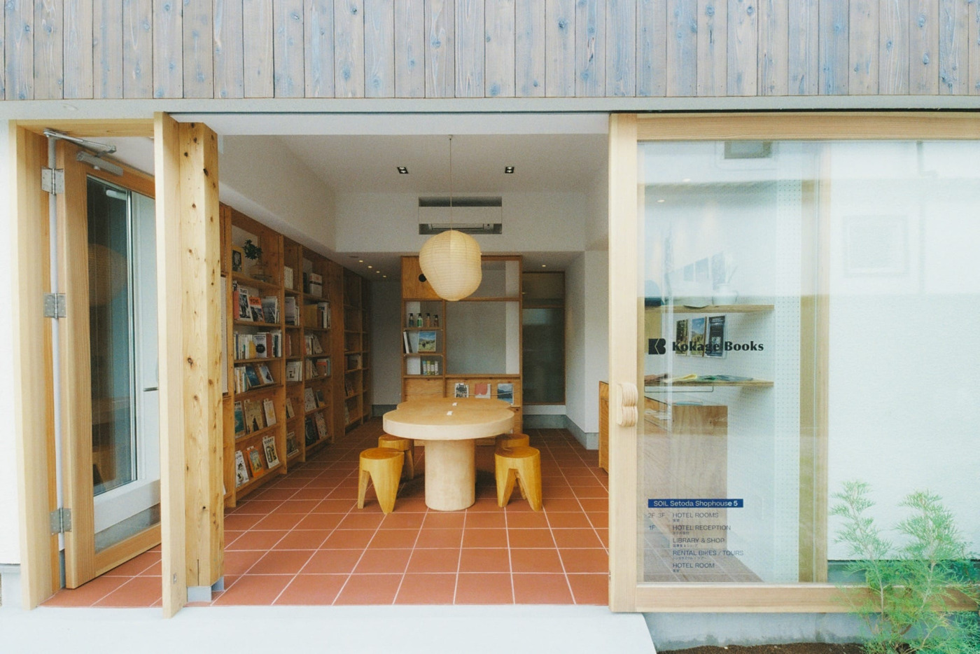 瀬戸田港からすぐ。潮風が抜けるライブラリ。（撮影：Akira Sakuma）