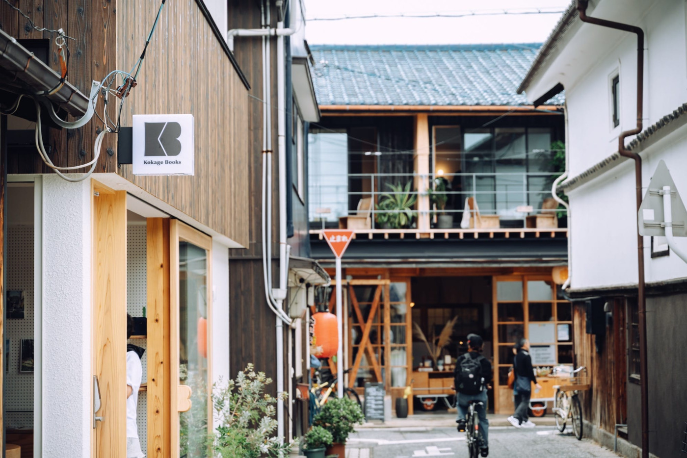 左手が新棟。突き当たりが、食にまつわるセレクトショップ「ひ、ふ、み」。右手がコーヒー焙煎所「Overview Coffee Setoda Roastory」。（撮影：Hayate Tanaka）