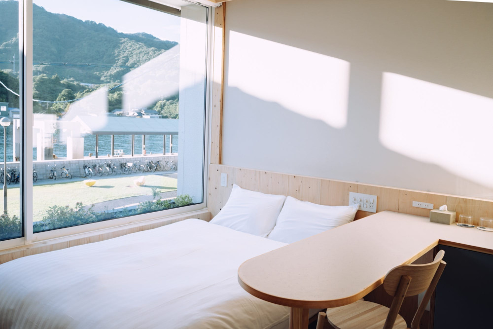 港の目の前で、暮らすように泊まる。しまなみの情景を受け止めるゲストルーム