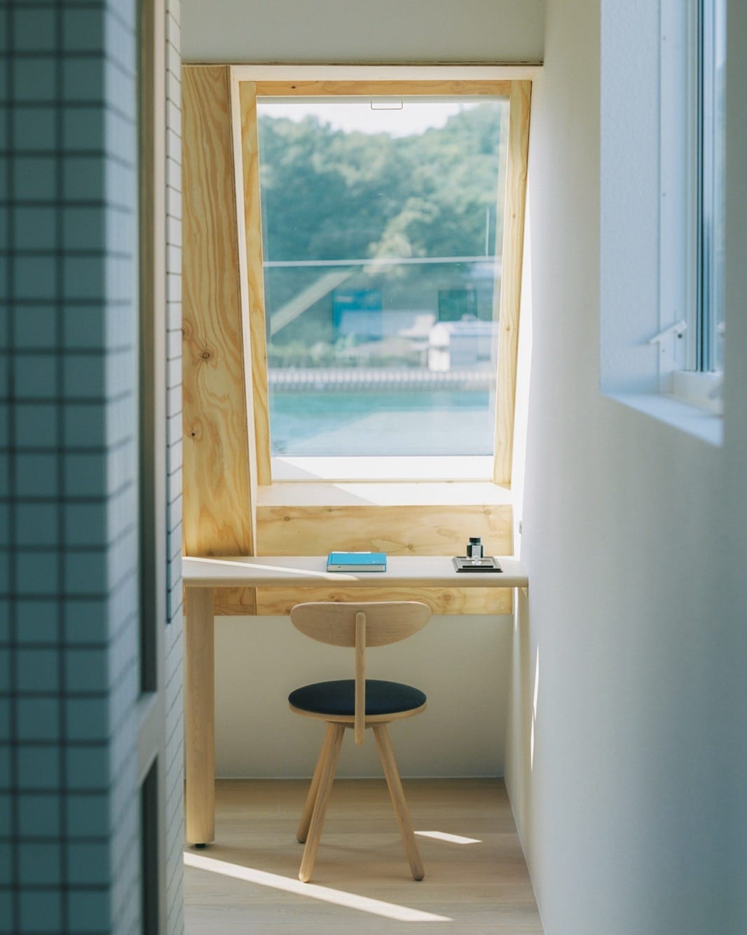 小口がぼうず面で仕上げられた備え付けデスクは、やわらかな空気をまとう。（撮影：Akira Sakuma）