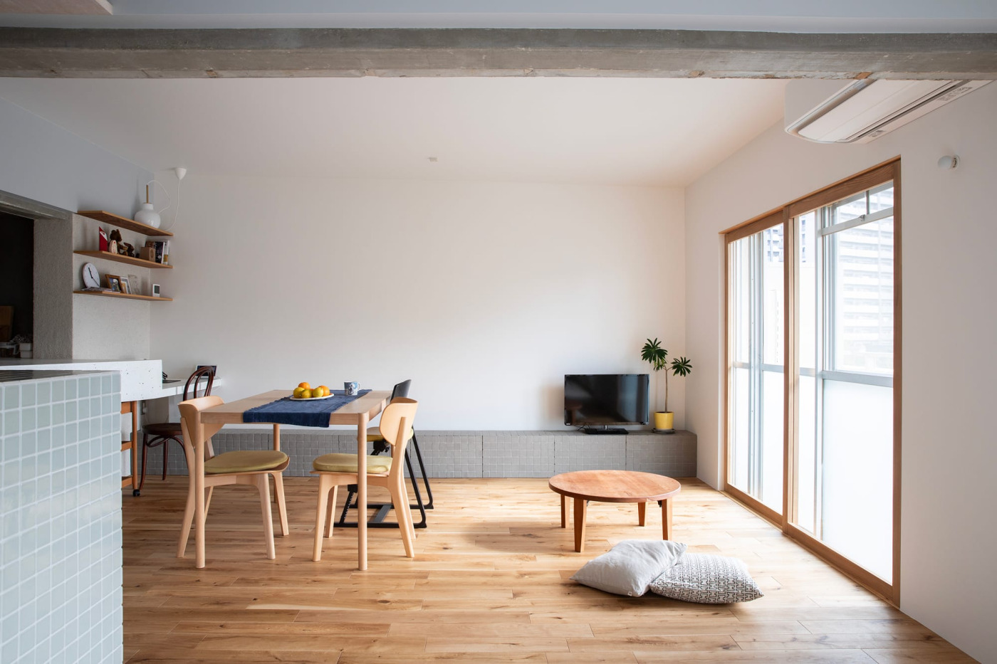 オークのフローリングと合わせた事例。（オイル着色品 撮影協力：OSTR）
