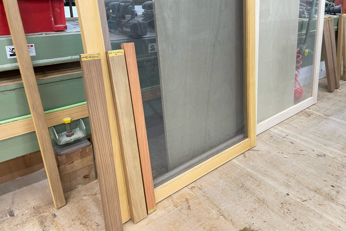 色々なフローリングやインテリアとの合わせを意識し、本当に色々な色を試しました。