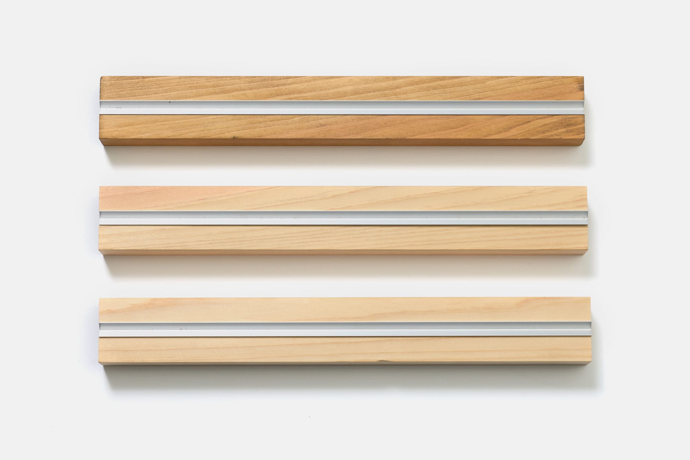 クリア塗装は、あまり色味の変化はありません。下から無塗装・クリア塗装・着色塗装。