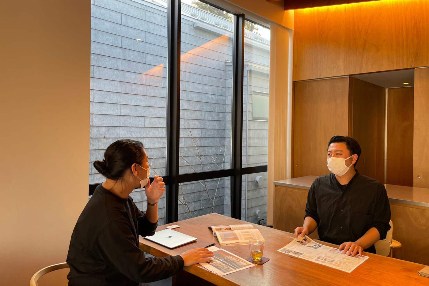 当時は、まだコロナも落ち着ききらず、打ち合わせ時もマスク必須な頃でした。