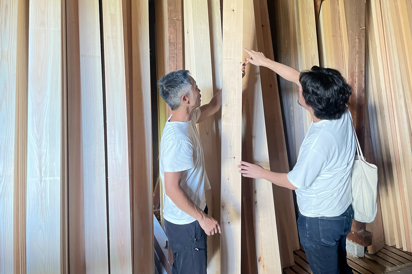 同じヒノキ材の中でも、1本ずつ見極め、これはいいというのを選び取っていきます。全然違いが分からず、質問攻めの椎野。