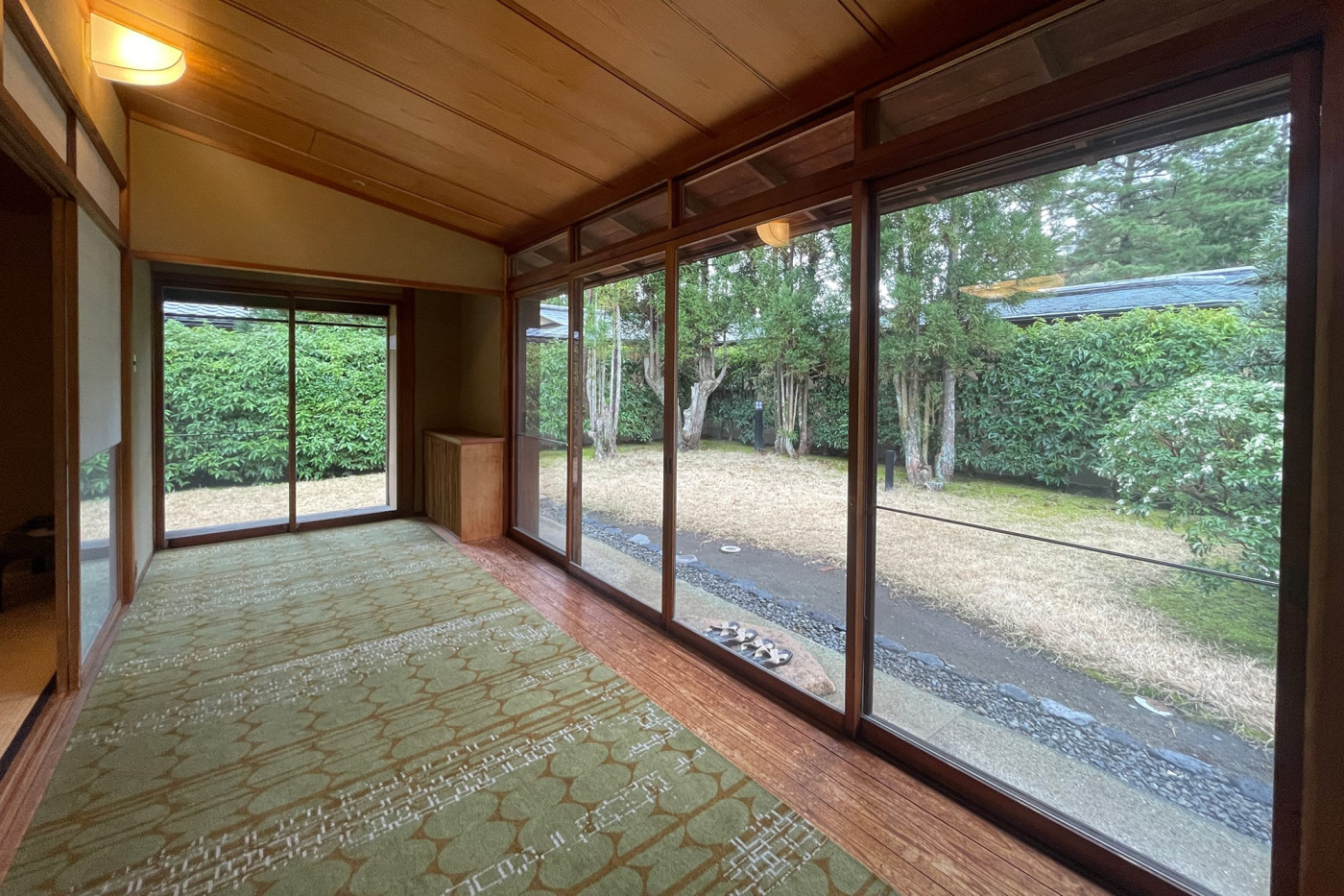 村野藤後設計の伊豆の「三養荘」のヒノキの木サッシ。日に焼けて色が濃くなった佇まいは、趣がありました。