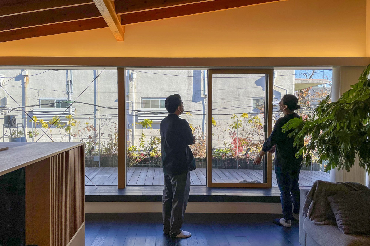 （左）清水忠昭さん。（右）toolbox開発担当の椎野。木の四角いフレームのアクセントのように設置された「木製網戸」。