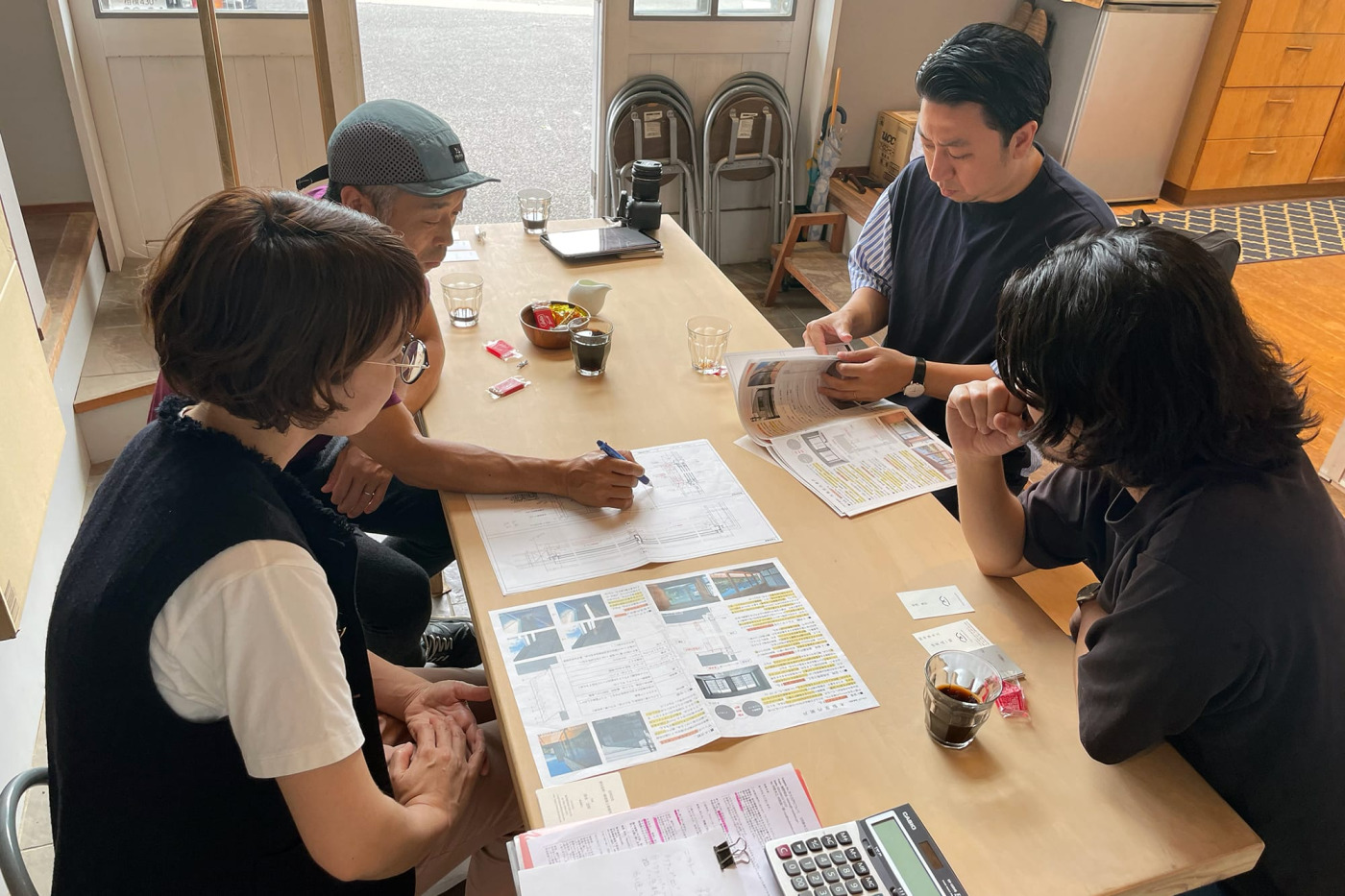 金物選定、価格帯をどうするかの打ち合わせ。常に、つくり易さ、価格にどう反映されるかとの戦いです。