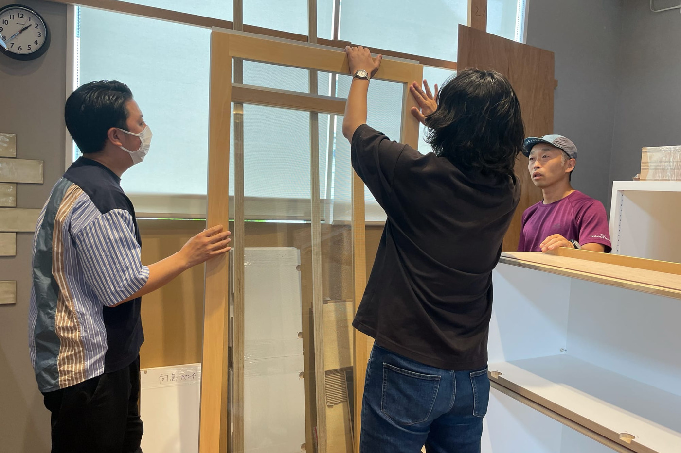 框の納まりの詳細確認中。製作のしやすさ、見た目、価格のすり合わせ。