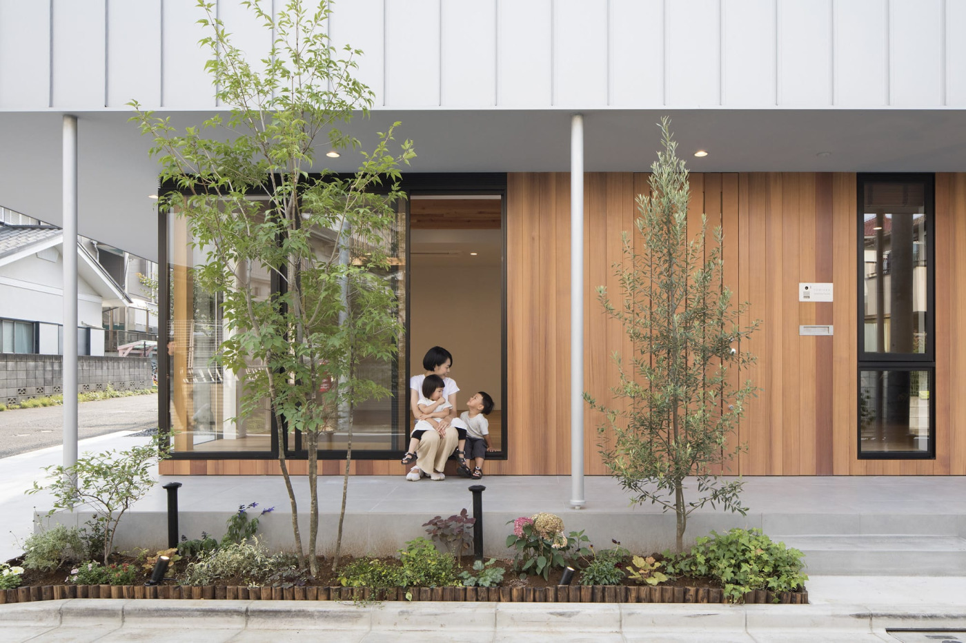 網戸が室内側にあるので、外観からの見た目はすっきり。（撮影：日暮雄一）