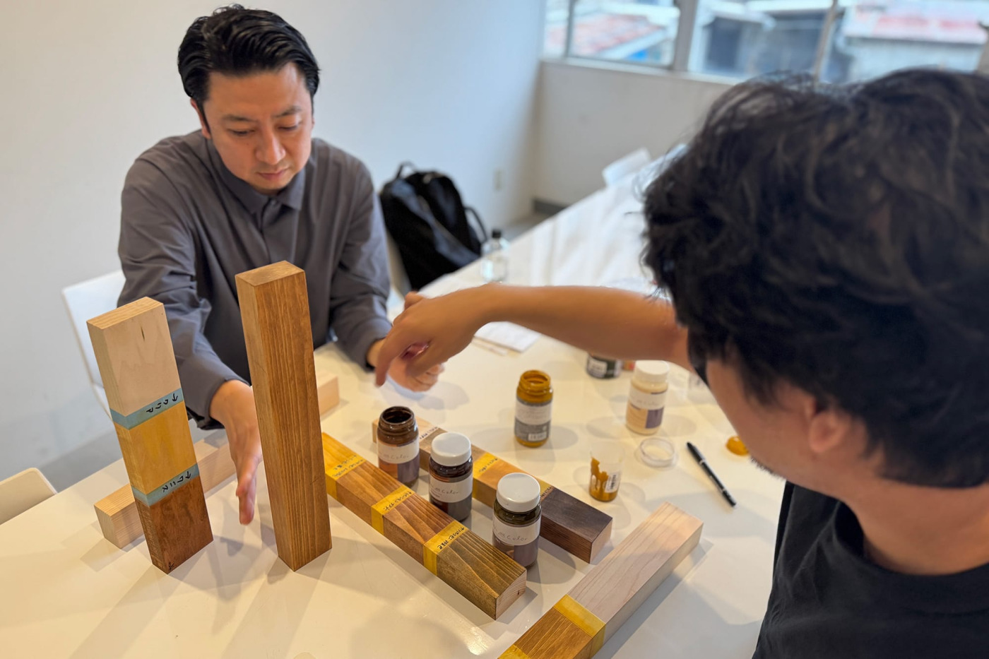 ひたすら塗料を試し、色味の方向性を探っているところ。