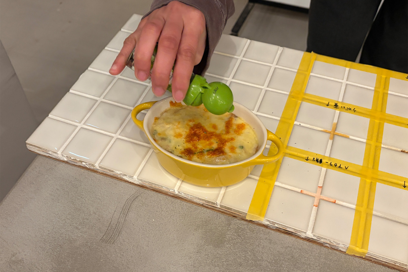 グラタンに​仕上げの​パセリ。​