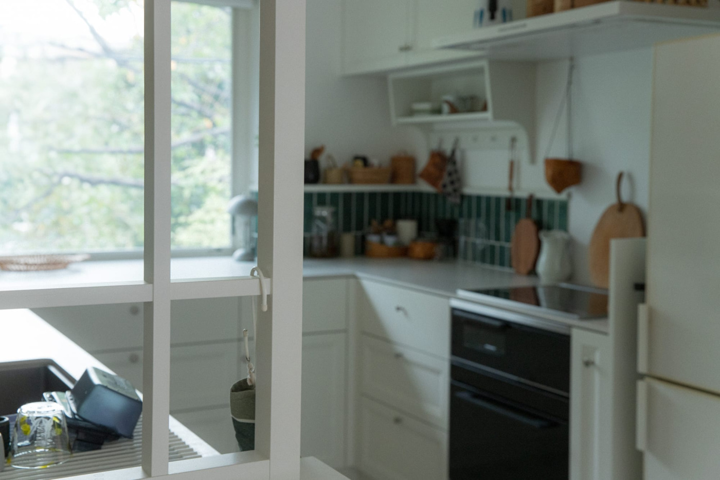 ズームレンズでカメラを構えた人だけに伝わる、前ボケをつくりだせる手前の柵。いまは柵にピントが当たっていますが、柵の隙間からレンズを構えれば、前ぼけを狙いつつ、窓側の絵が狙えるんです。