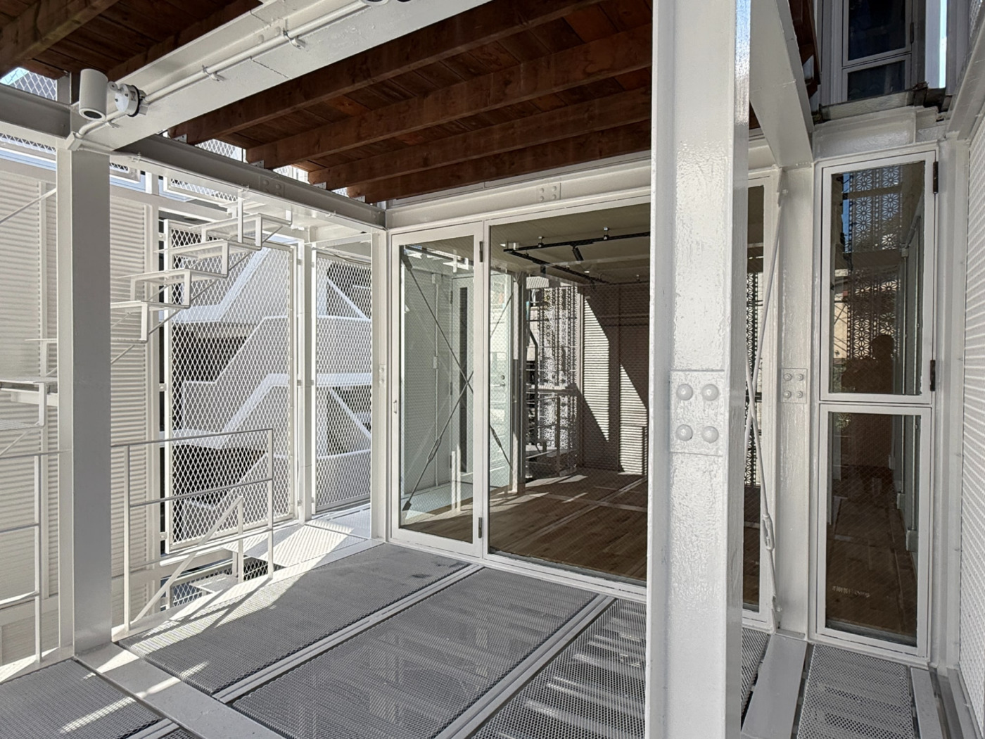 ラフに見えて、気が利いてる。光と風を取り込む半屋外スペースがある、“倉庫っぽい”ワンルーム賃貸5